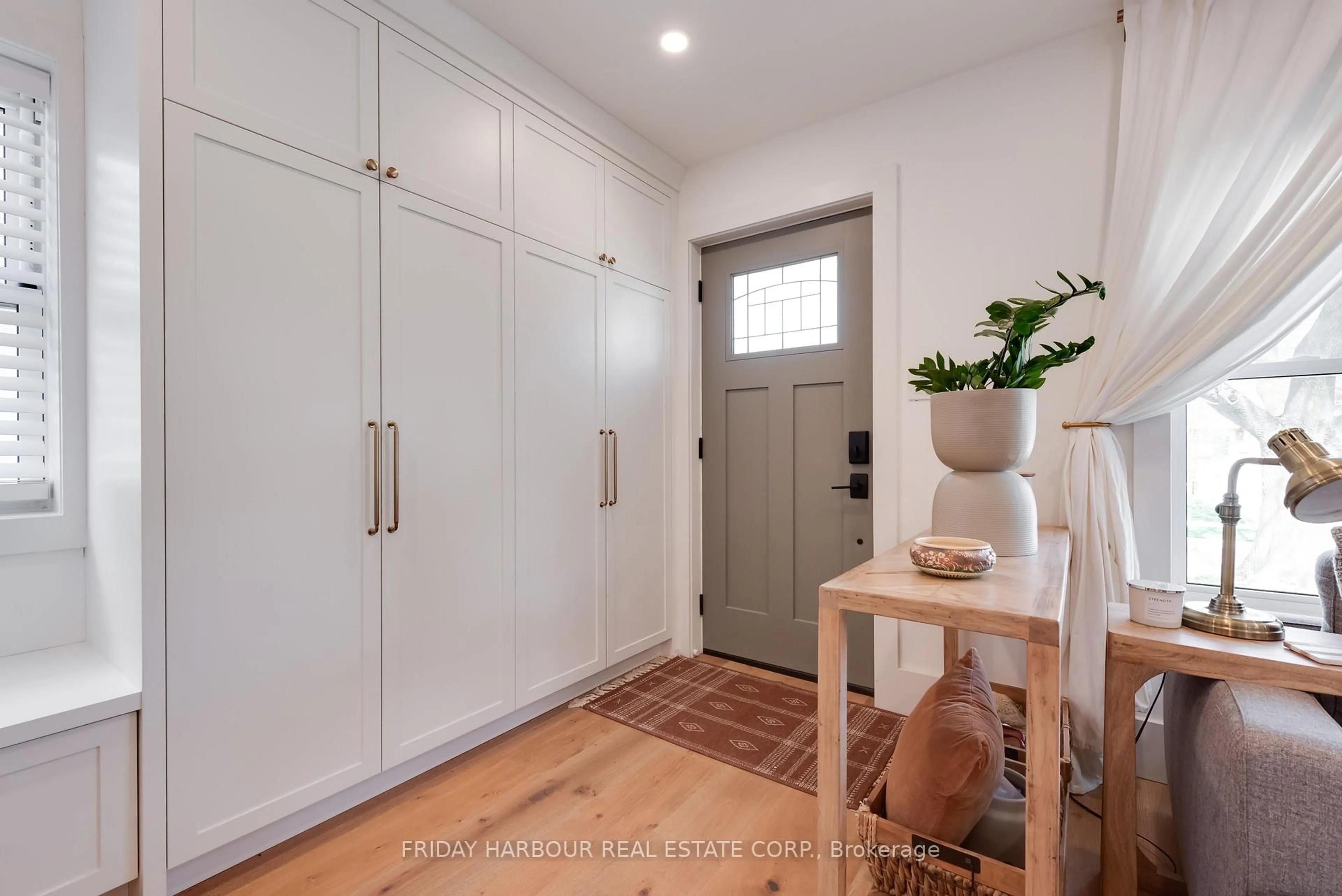 Indoor entryway for 16 Robindale Ave, Toronto Ontario M8W 4A9