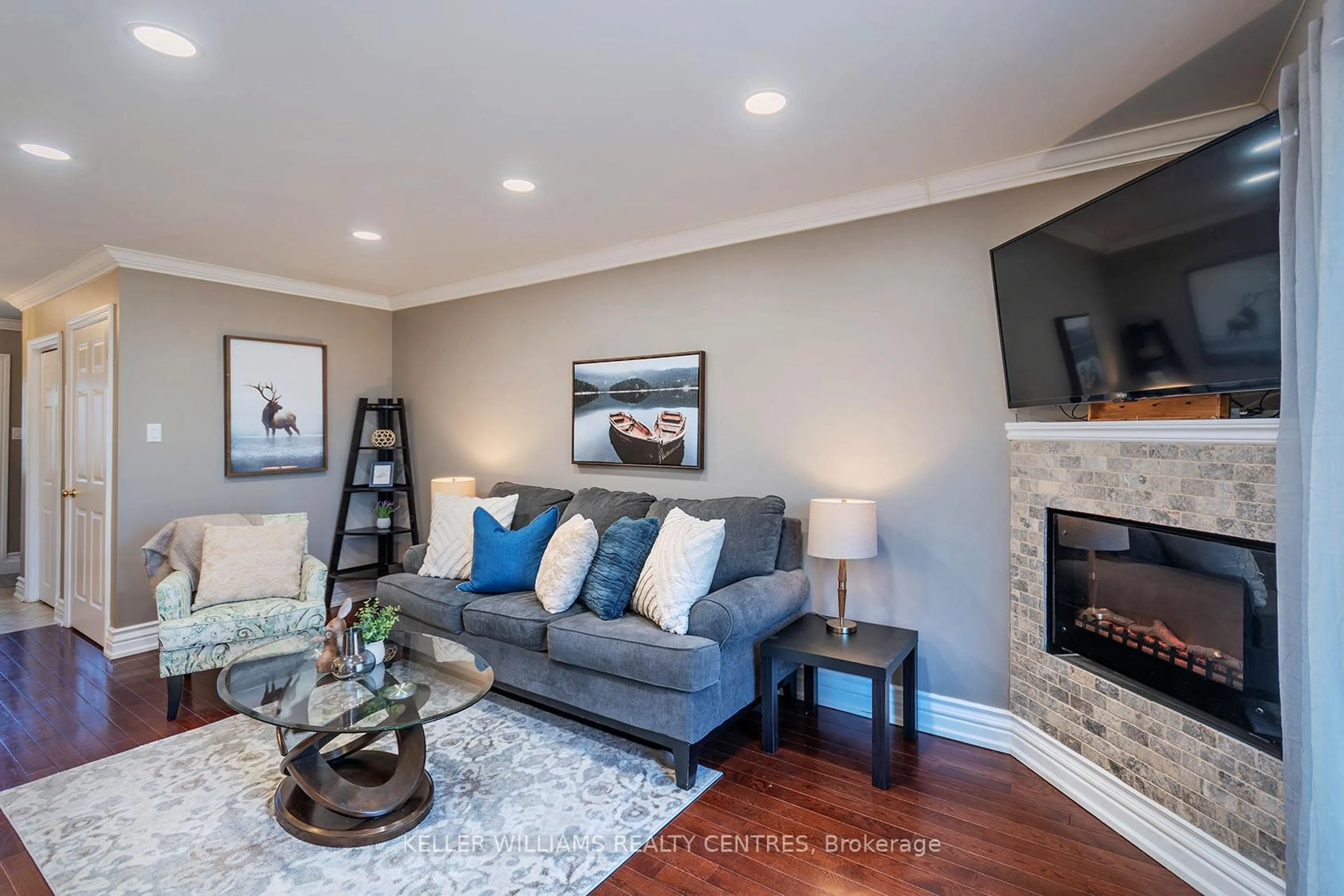 Living room with furniture, unknown for 6779 Glen Erin Dr #20, Mississauga Ontario L5N 2C1