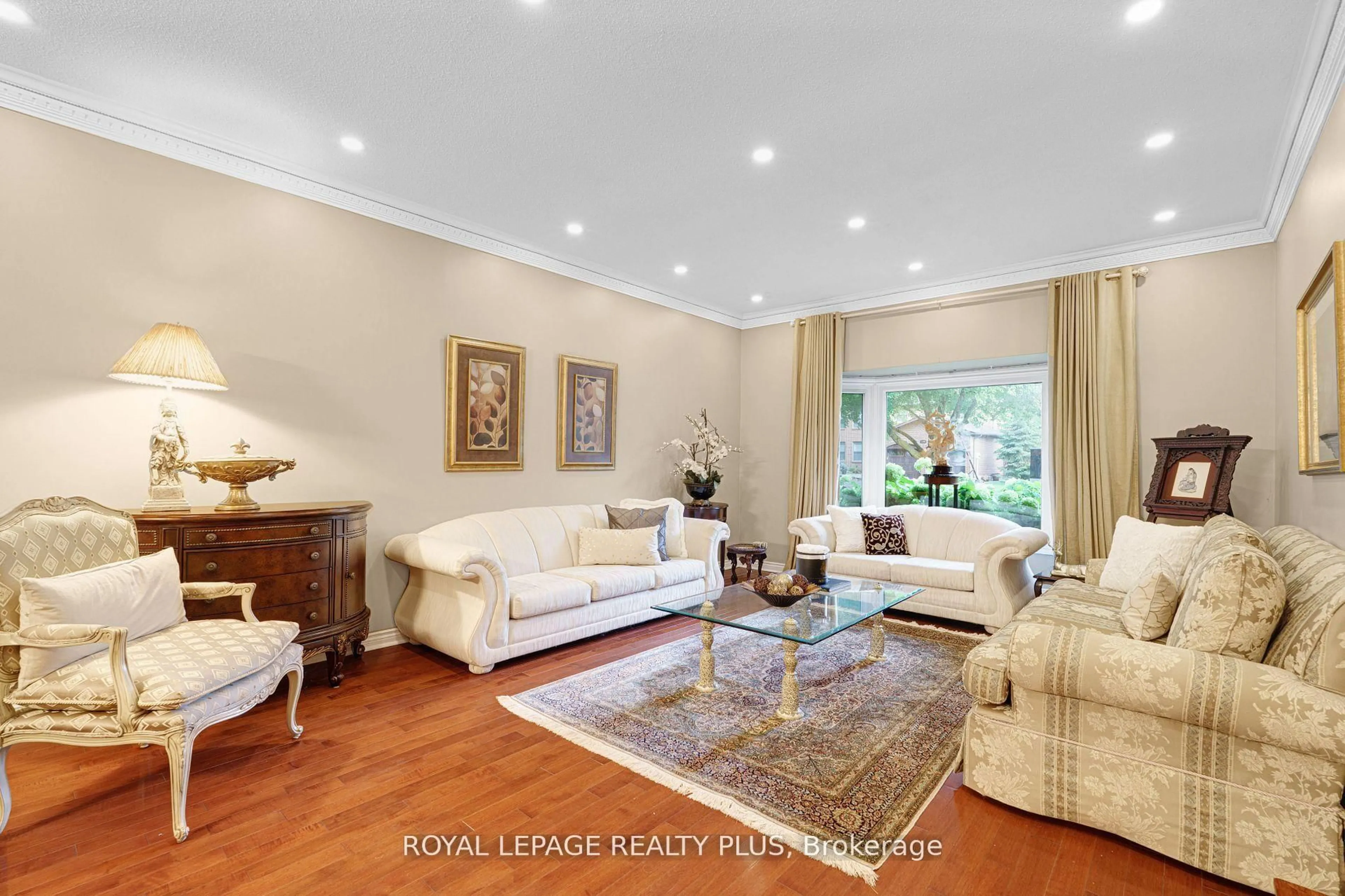 Living room with furniture, unknown for 1760 Featherston Crt, Mississauga Ontario L5L 3E3