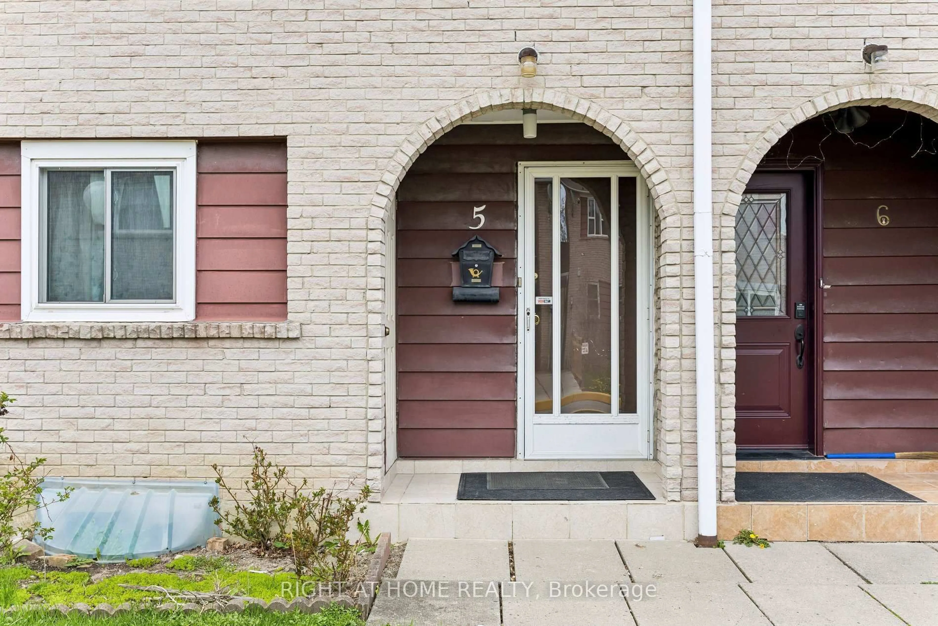 Unknown for 2002 Martin Grove Rd #5, Toronto Ontario M9V 4A3