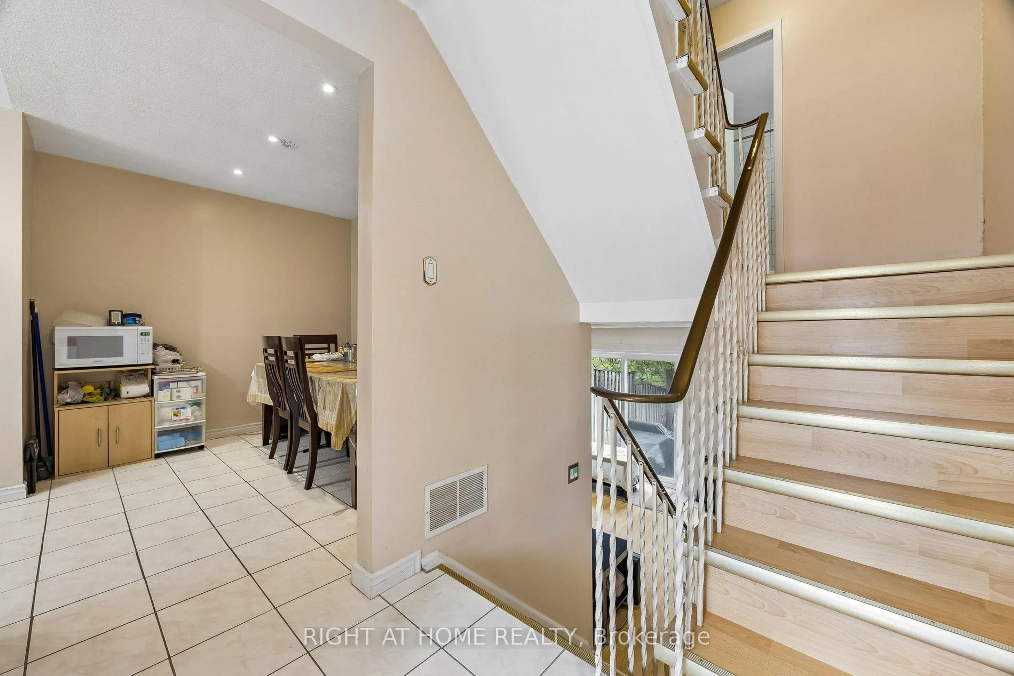 Indoor foyer for 2002 Martin Grove Rd #5, Toronto Ontario M9V 4A3