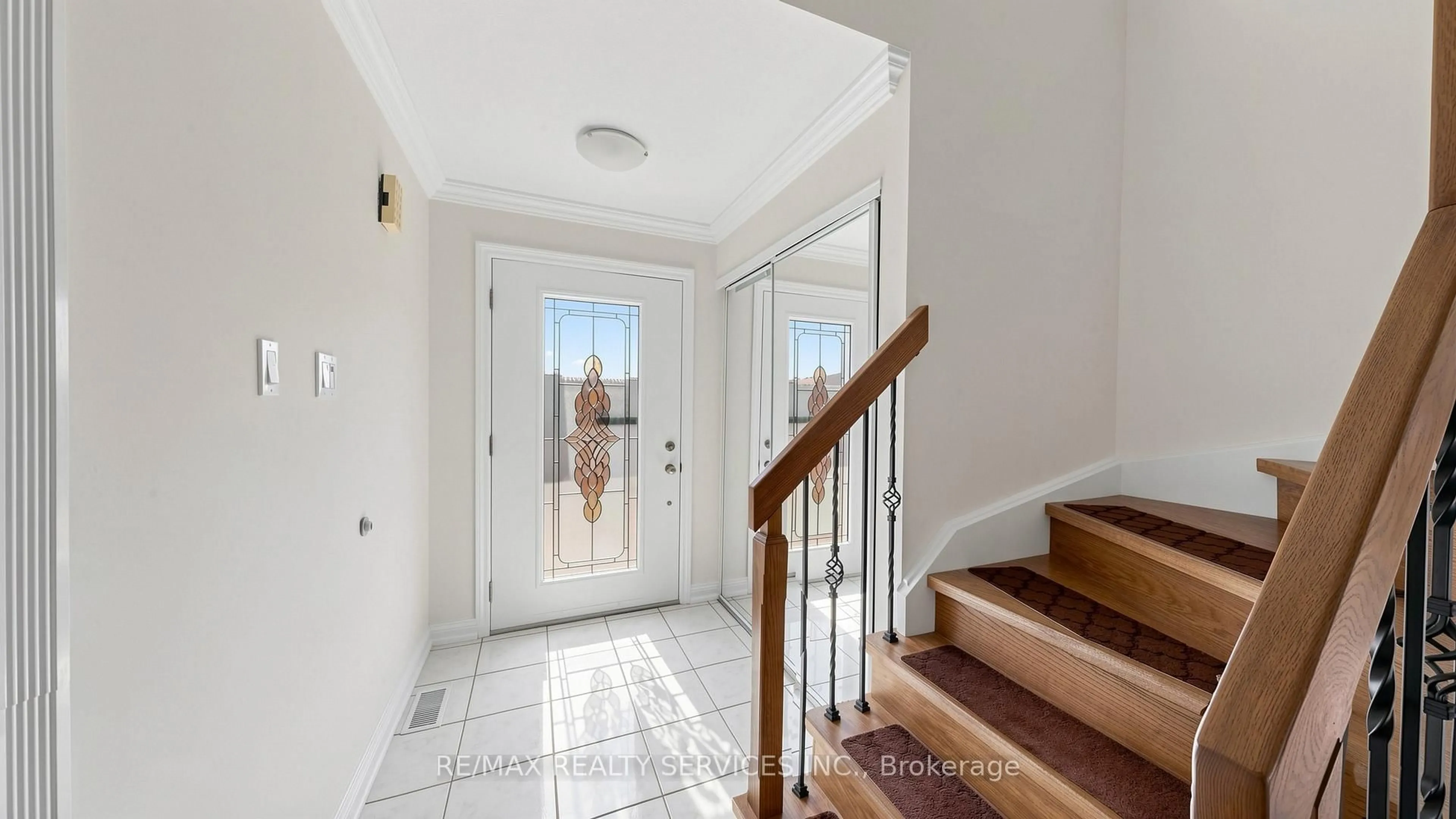 Indoor entryway for 72 Nantucket Cres, Brampton Ontario L6S 3X5