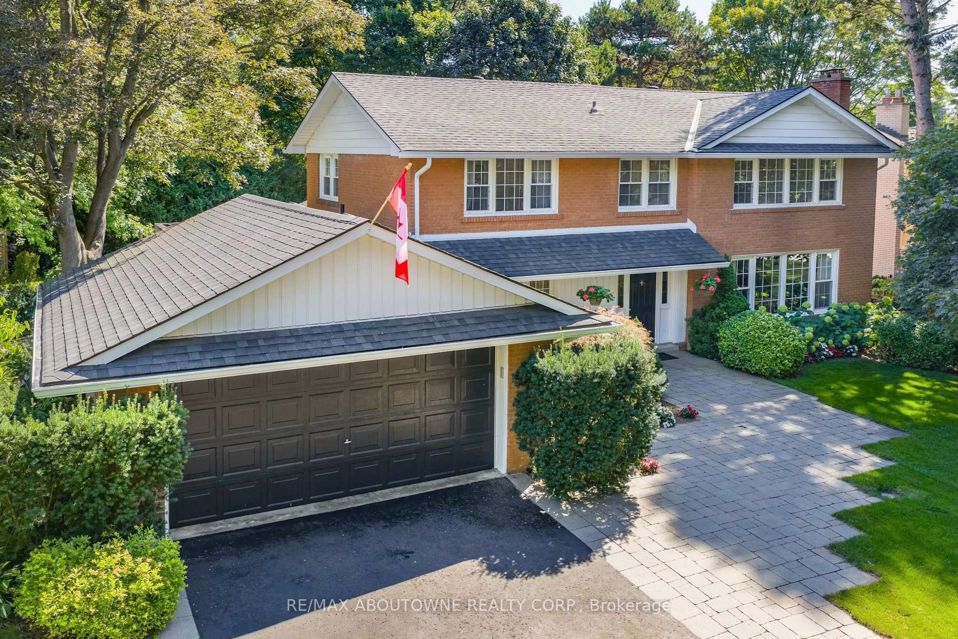 A pic from outside/outdoor area/front of a property/back of a property/a pic from drone, street for 1284 Cleaver Dr, Oakville Ontario L6J 1W3