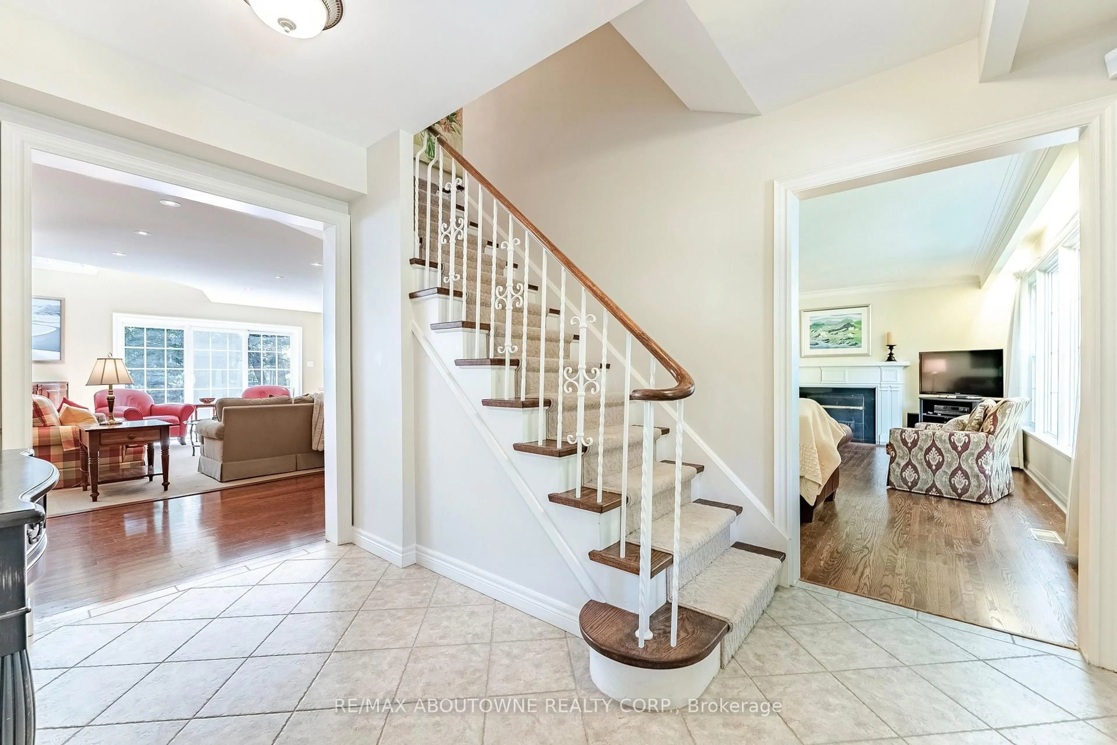 Indoor entryway for 1284 Cleaver Dr, Oakville Ontario L6J 1W3