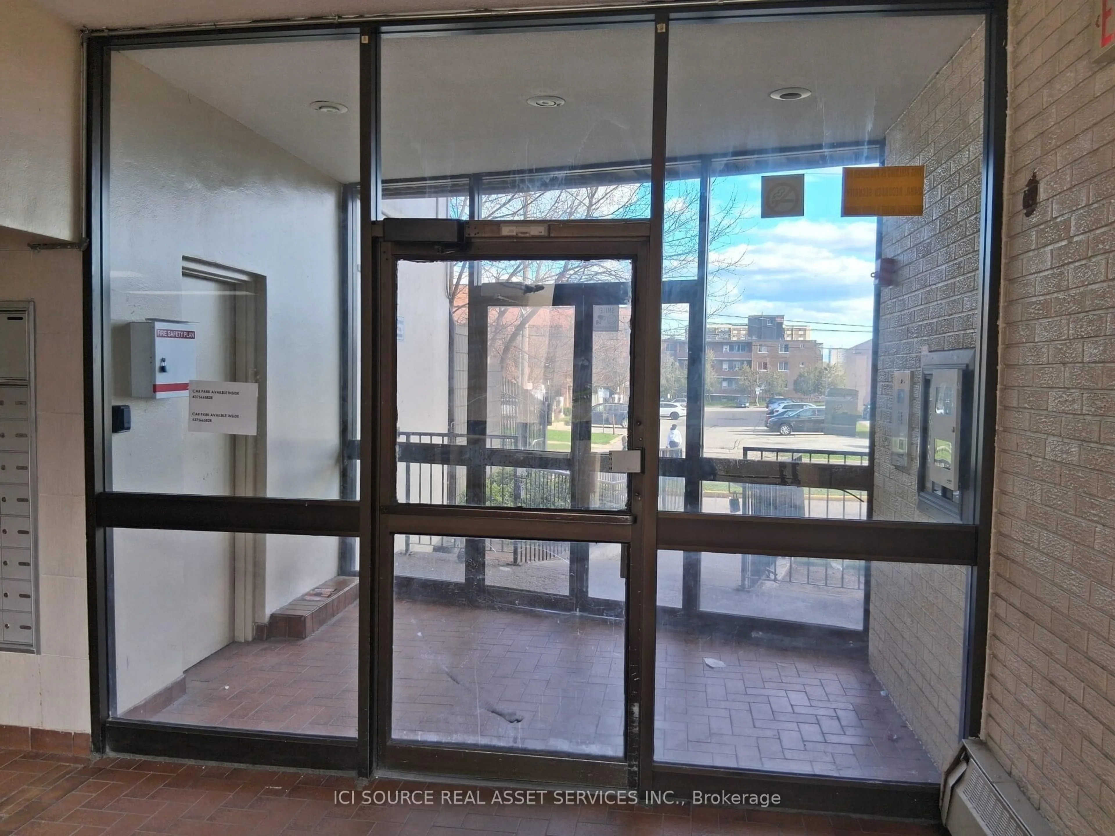Indoor foyer for 10 Eddystone Ave #148, Toronto Ontario M3N 2T2