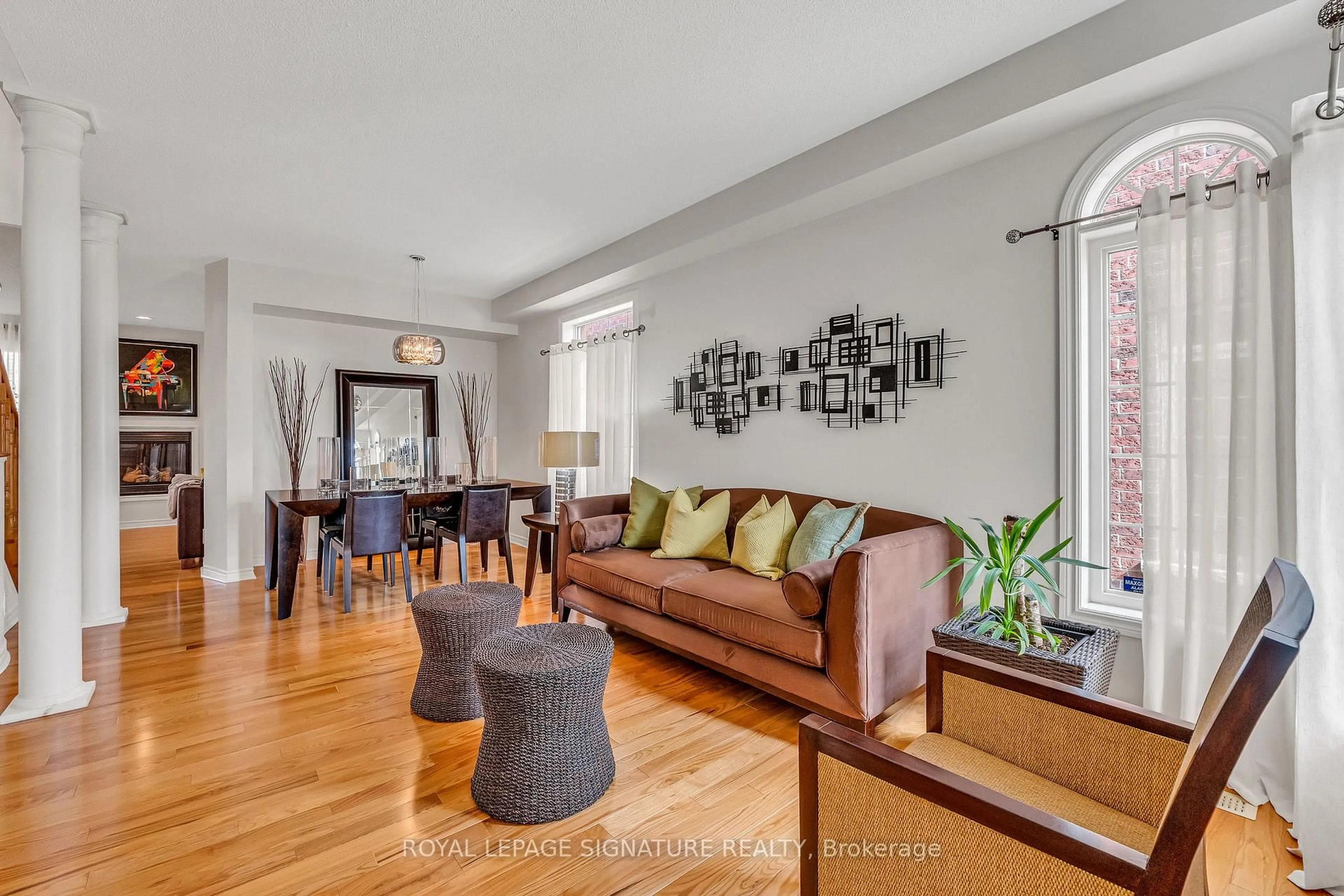 Living room with furniture, unknown for 3319 Tacc Dr, Mississauga Ontario L5M 0K4