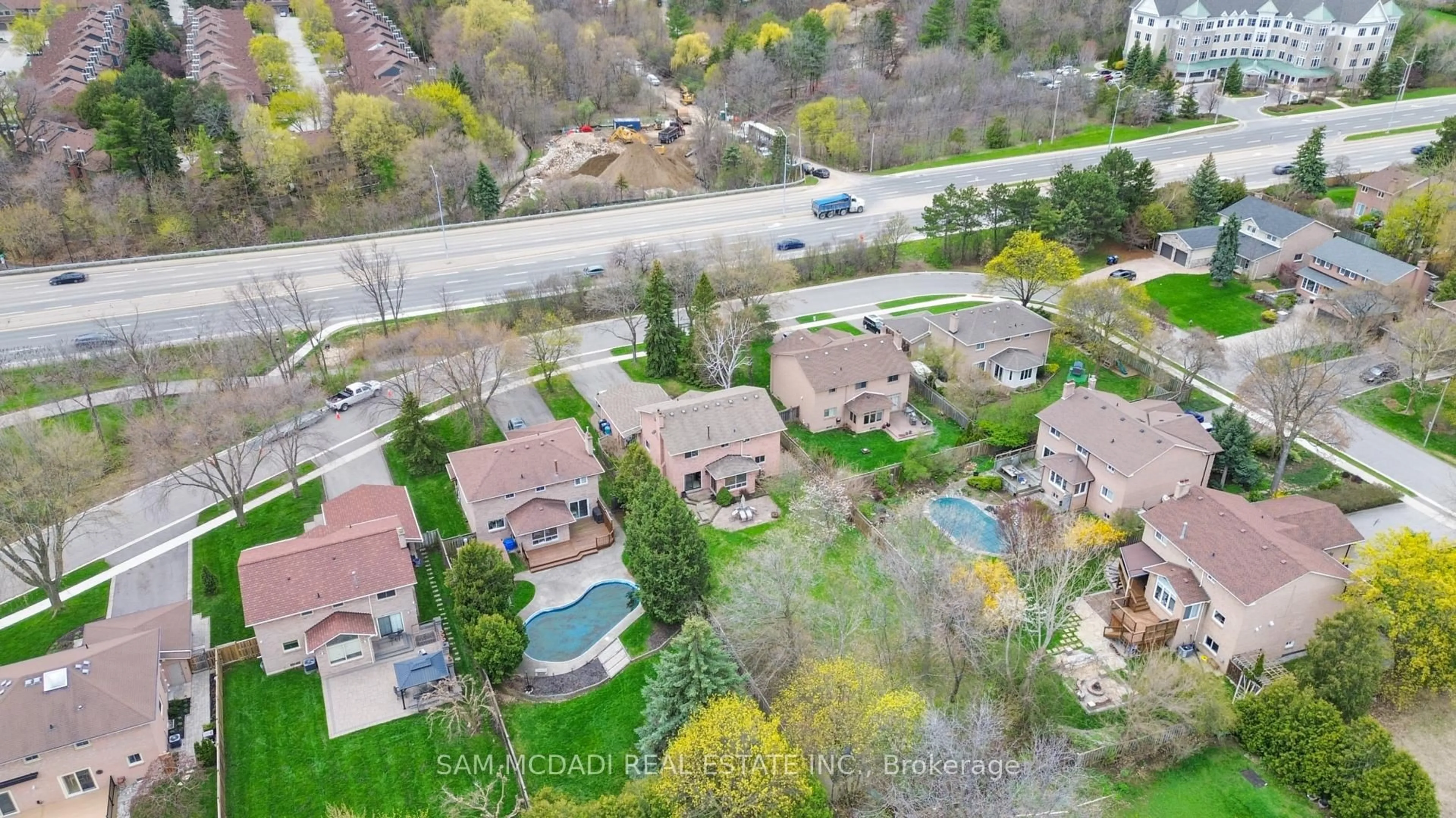 A pic from outside/outdoor area/front of a property/back of a property/a pic from drone, street for 2138 Burbank Dr, Mississauga Ontario L5L 2T8