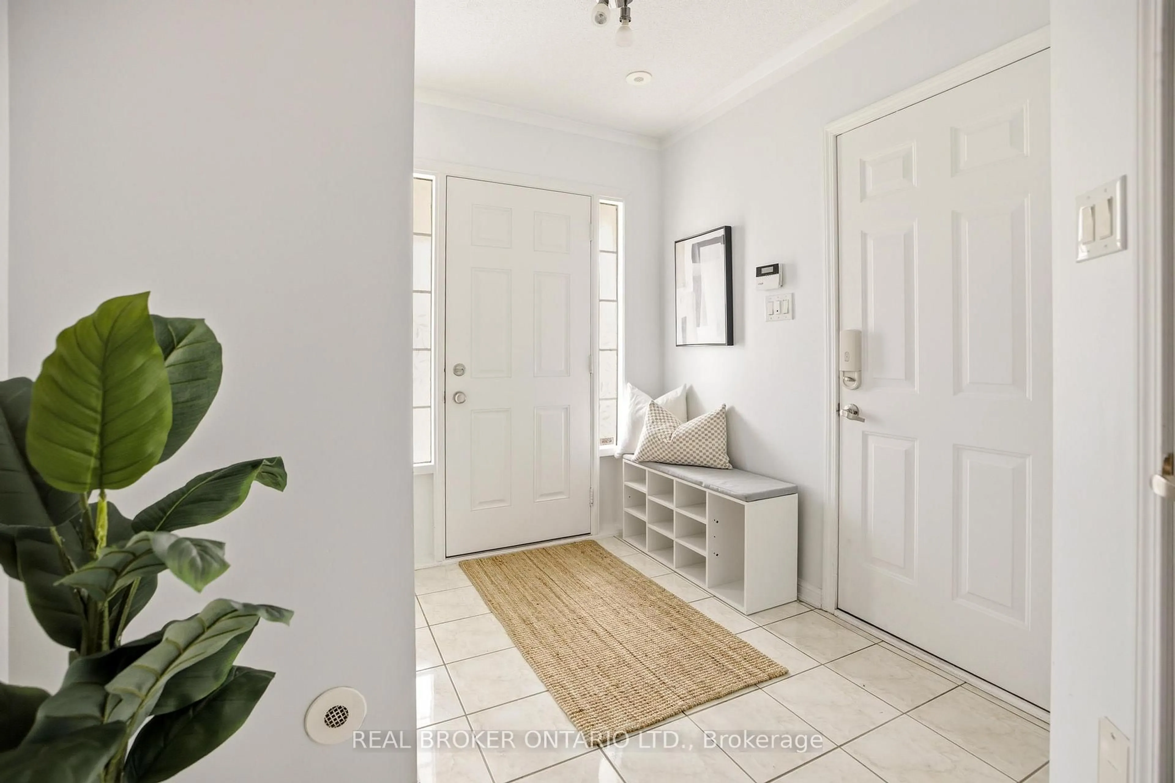 Indoor entryway for 806 Shortreed Cres, Milton Ontario L9T 0E9
