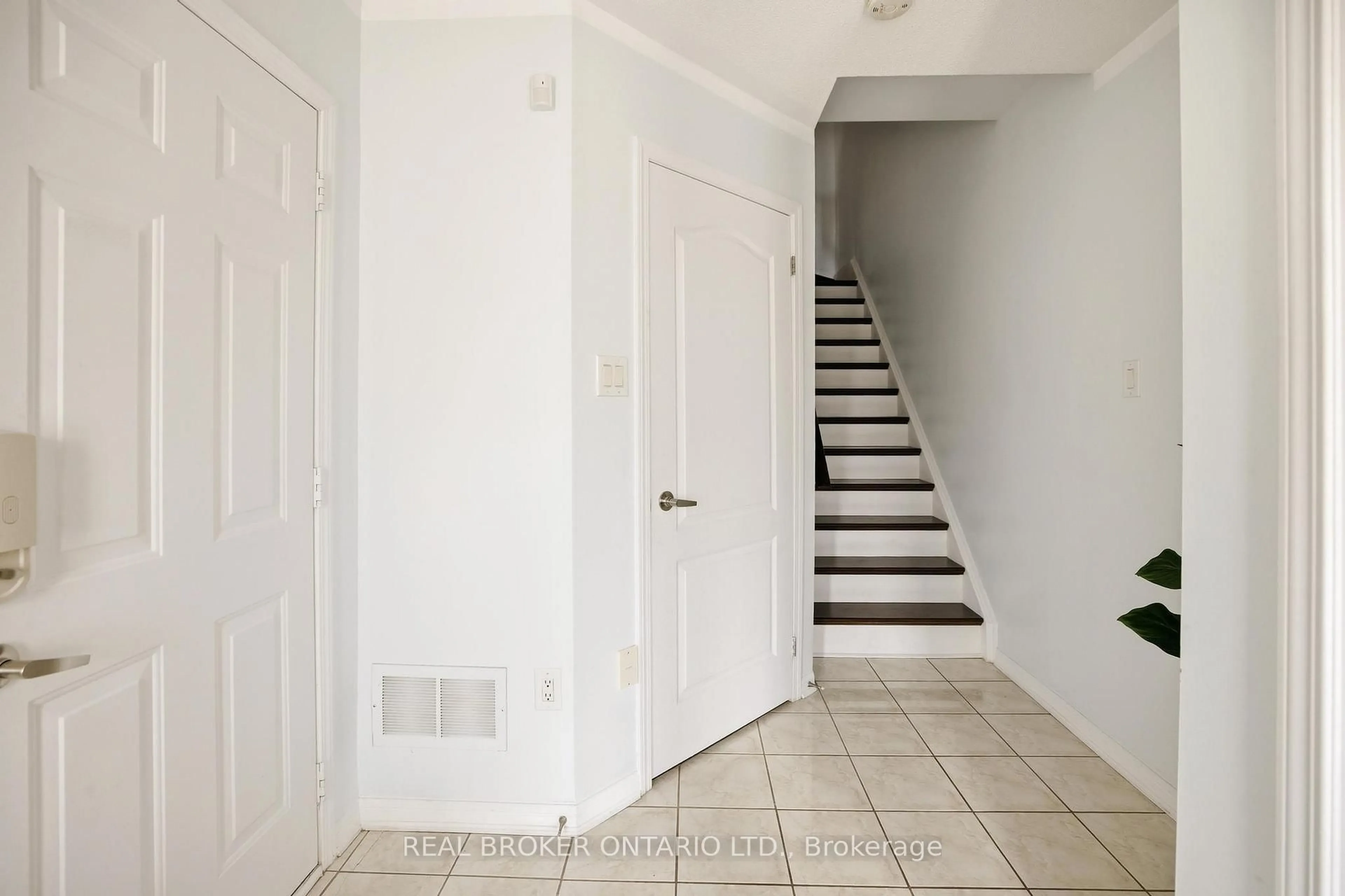 Indoor entryway for 806 Shortreed Cres, Milton Ontario L9T 0E9