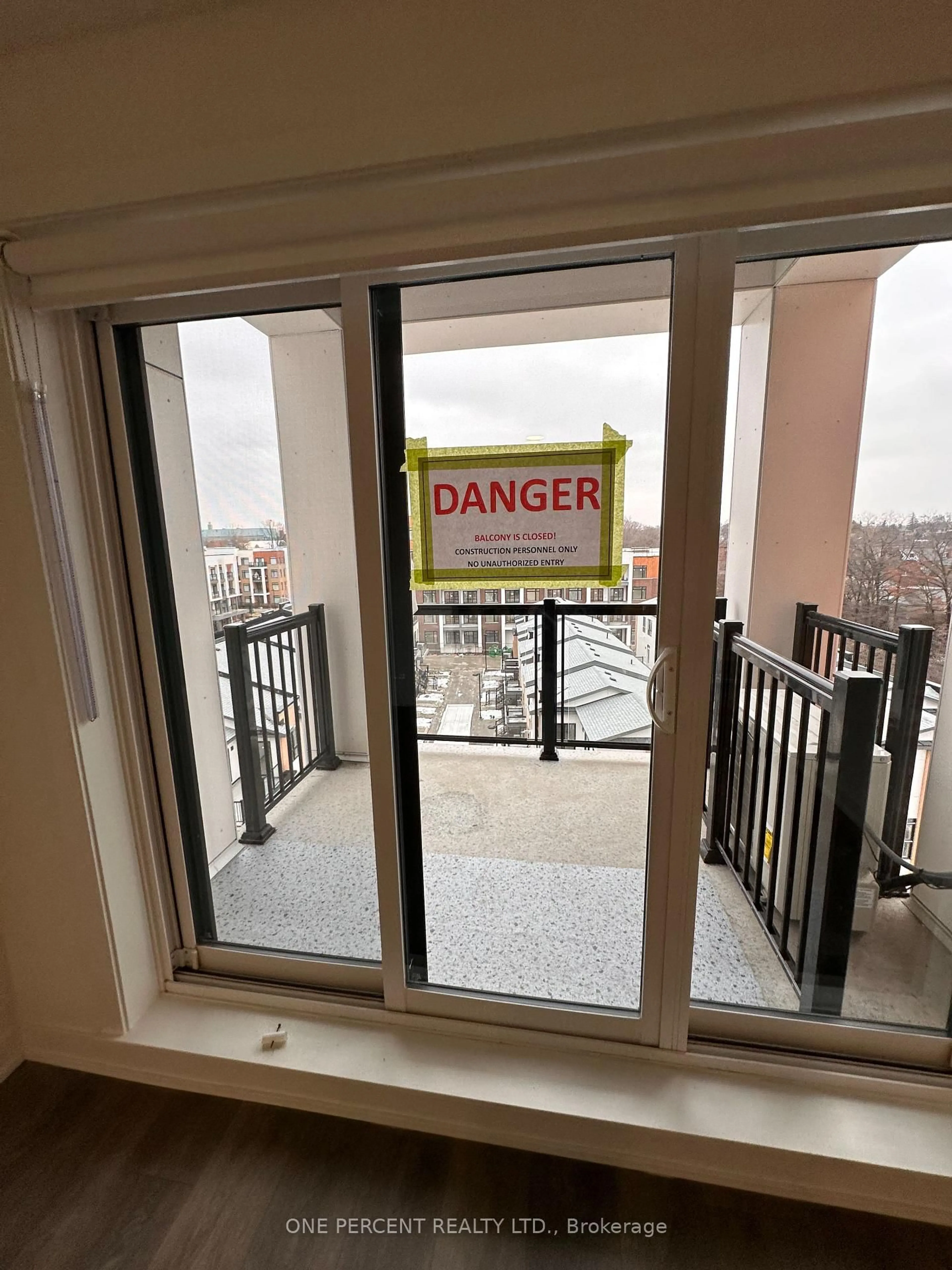 Indoor foyer for 165 Canon Jackson Dr #610, Toronto Ontario M6M 0C4