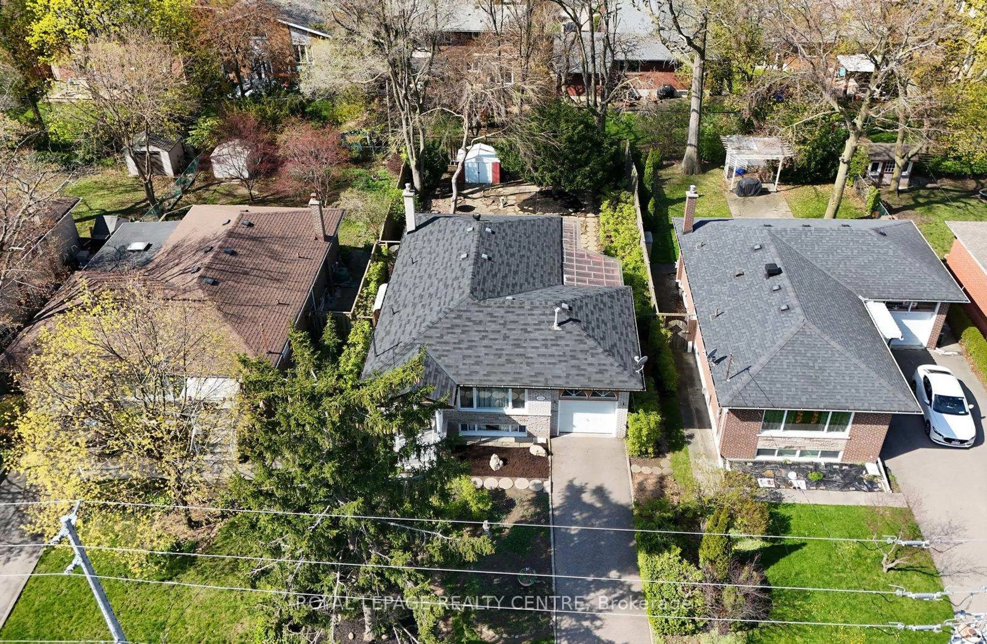 A pic from outside/outdoor area/front of a property/back of a property/a pic from drone, street for 3556 The Credit Woodlands, Mississauga Ontario L5C 2K6