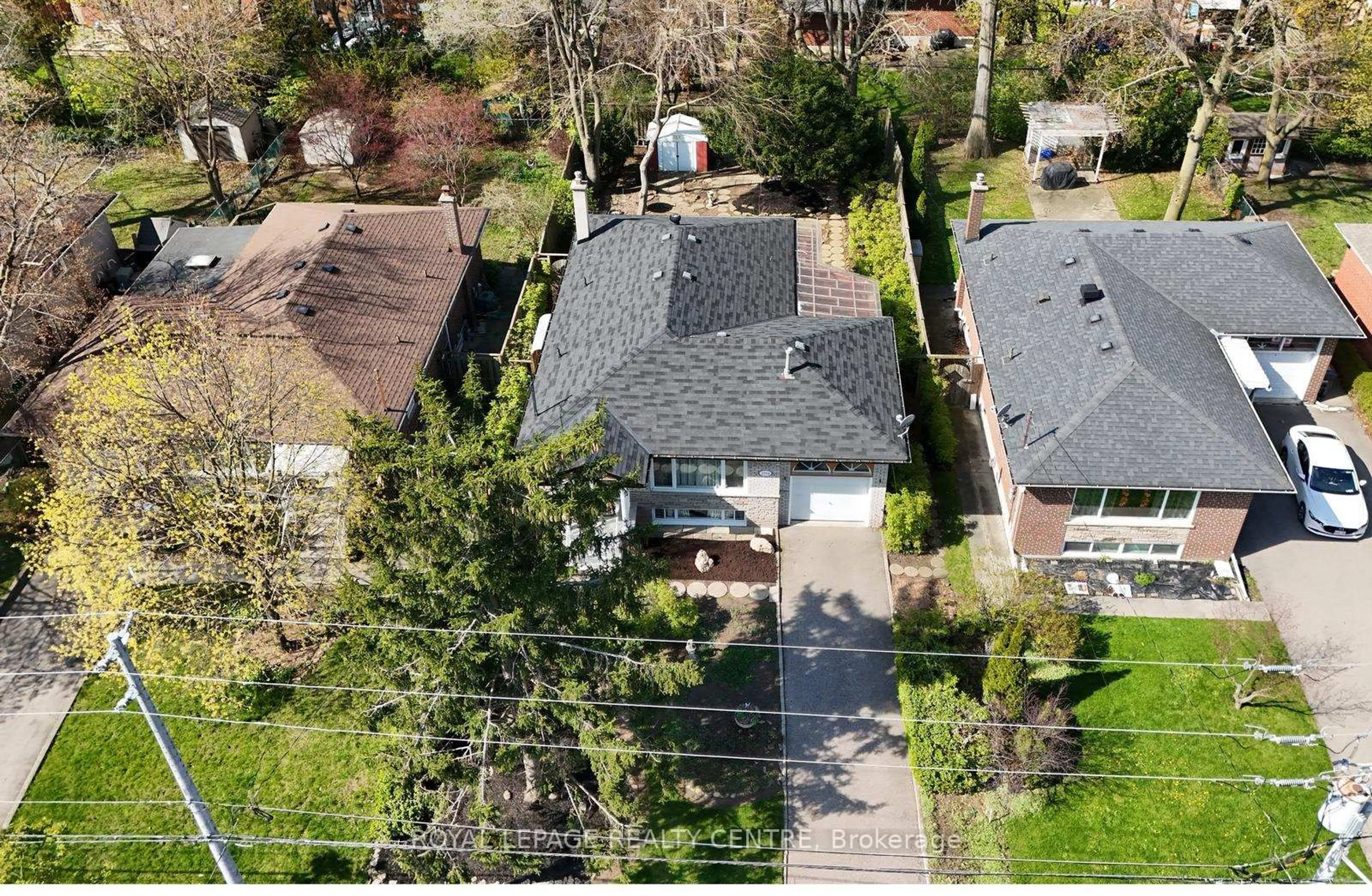 A pic from outside/outdoor area/front of a property/back of a property/a pic from drone, street for 3556 The Credit Woodlands, Mississauga Ontario L5C 2K6