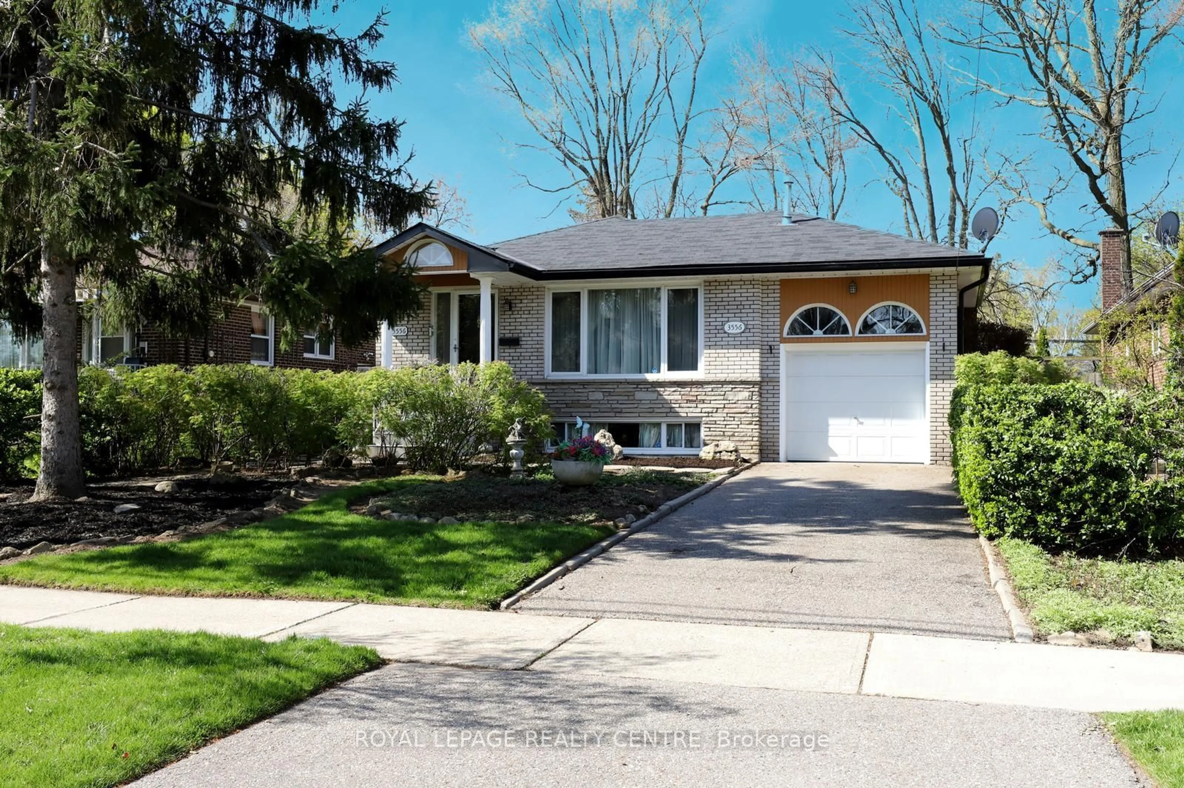 Home with vinyl exterior material, street for 3556 The Credit Woodlands, Mississauga Ontario L5C 2K6