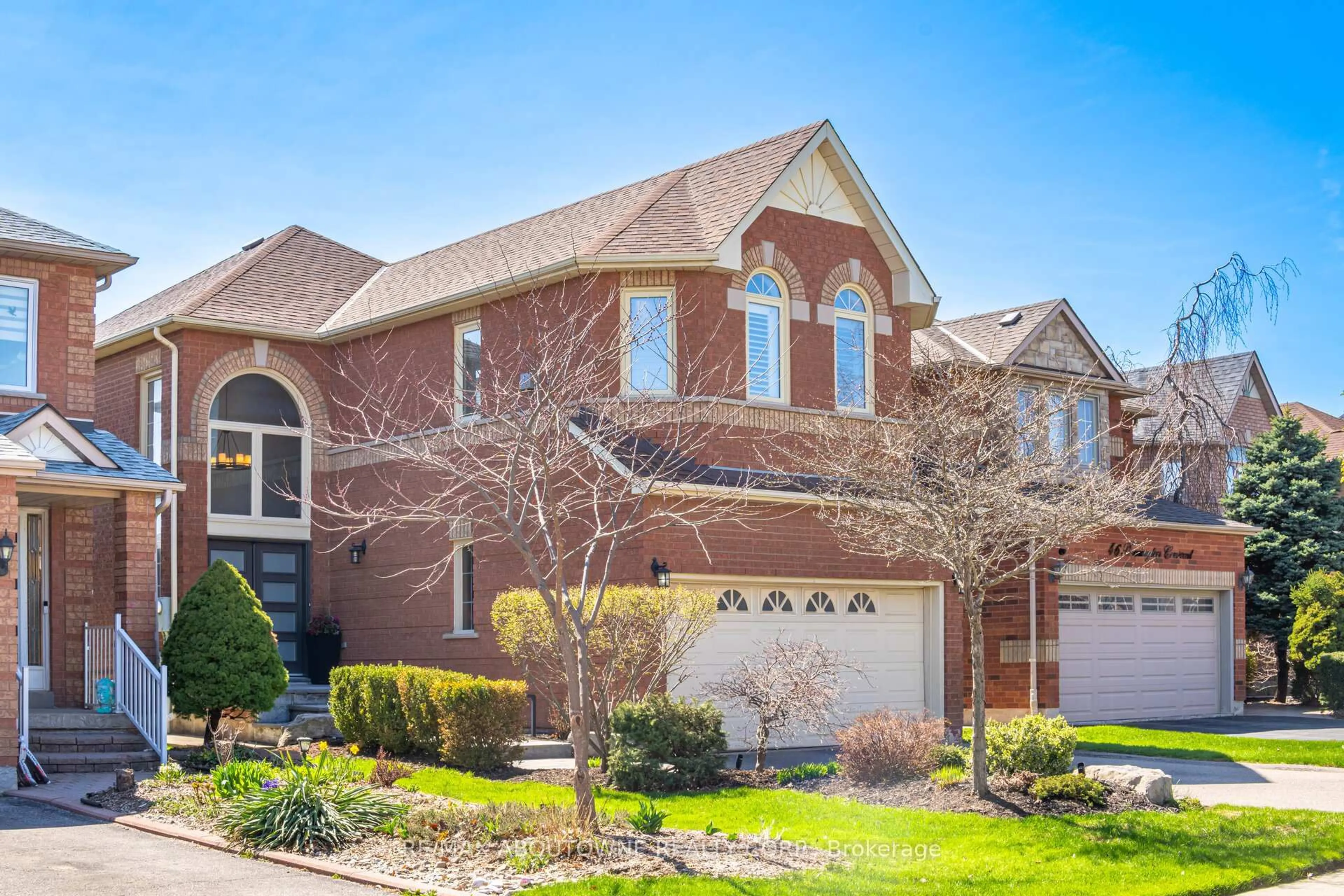 Home with brick exterior material, street for 44 Banington Cres, Brampton Ontario L7A 1G4