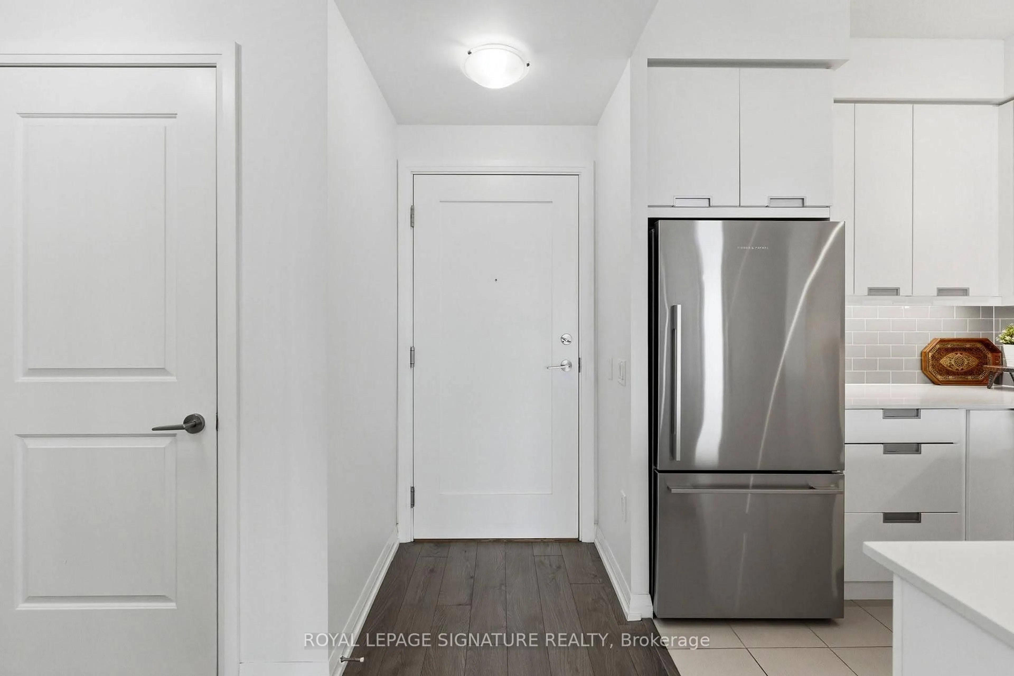 Indoor entryway for 35 Watergarden Dr #2415, Mississauga Ontario L5R 0G8