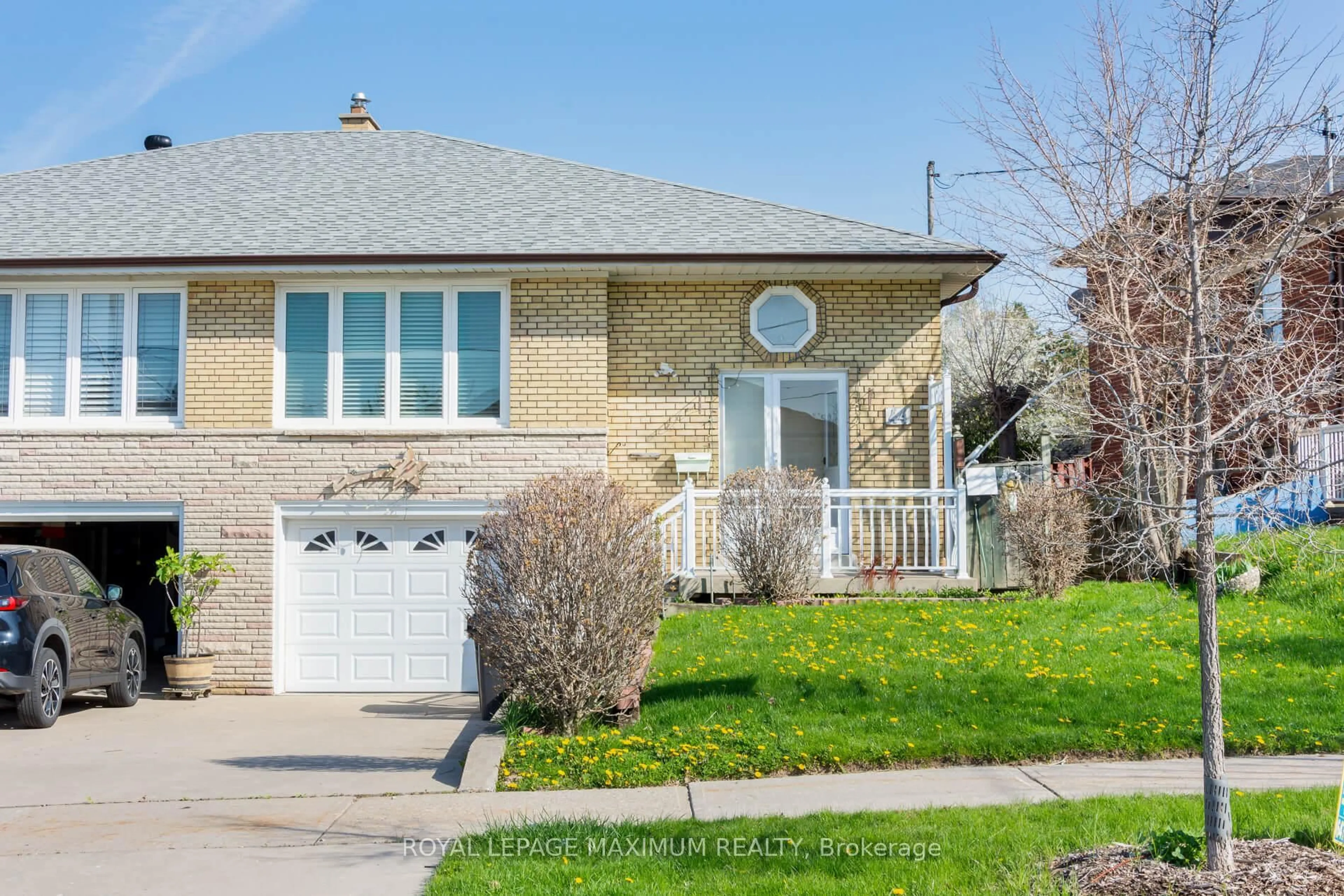 Home with vinyl exterior material, street for 44 Fallingdale Cres, Toronto Ontario M3J 1C5