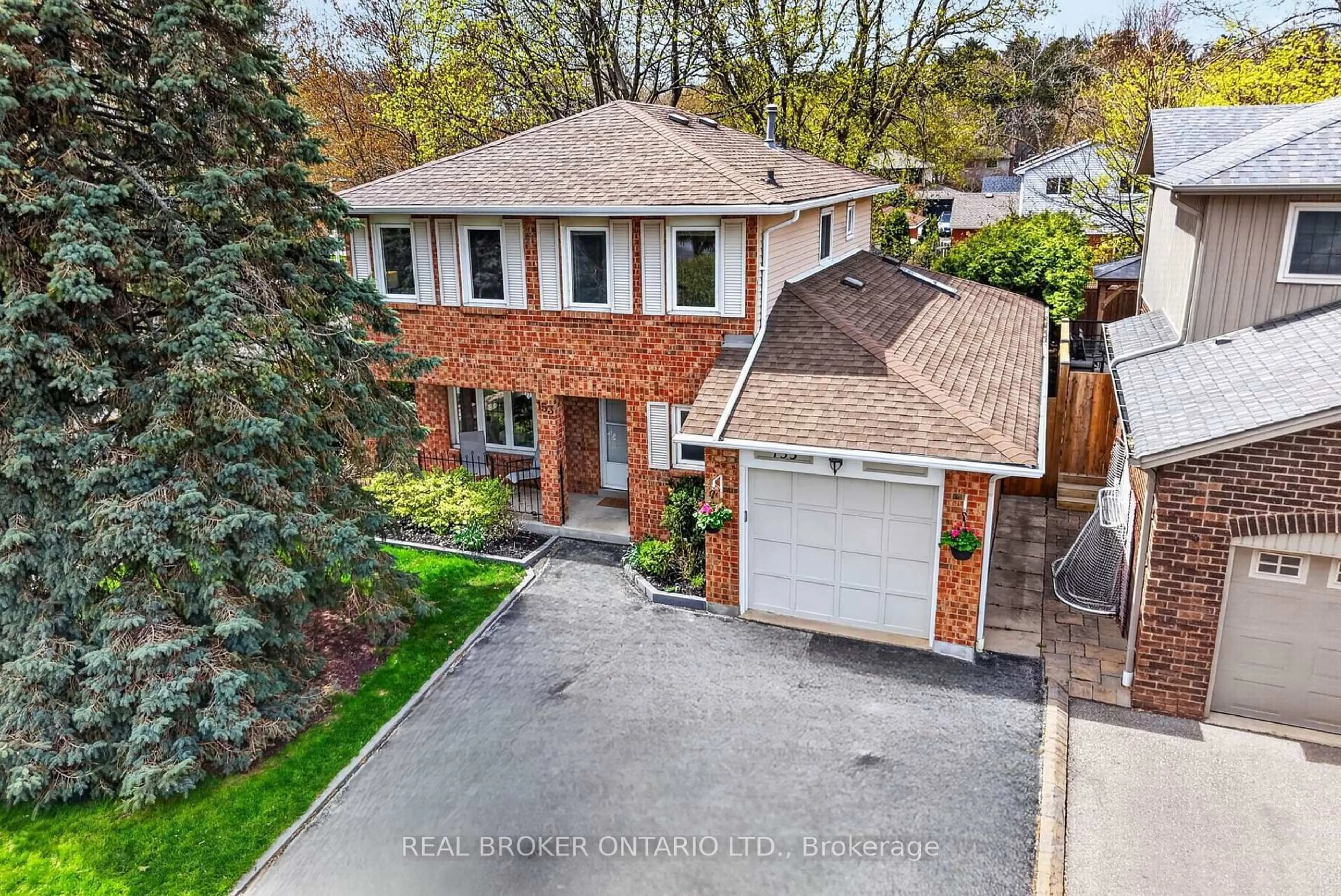 A pic from outside/outdoor area/front of a property/back of a property/a pic from drone, street for 153 CHALMERS St, Oakville Ontario L6L 5R6