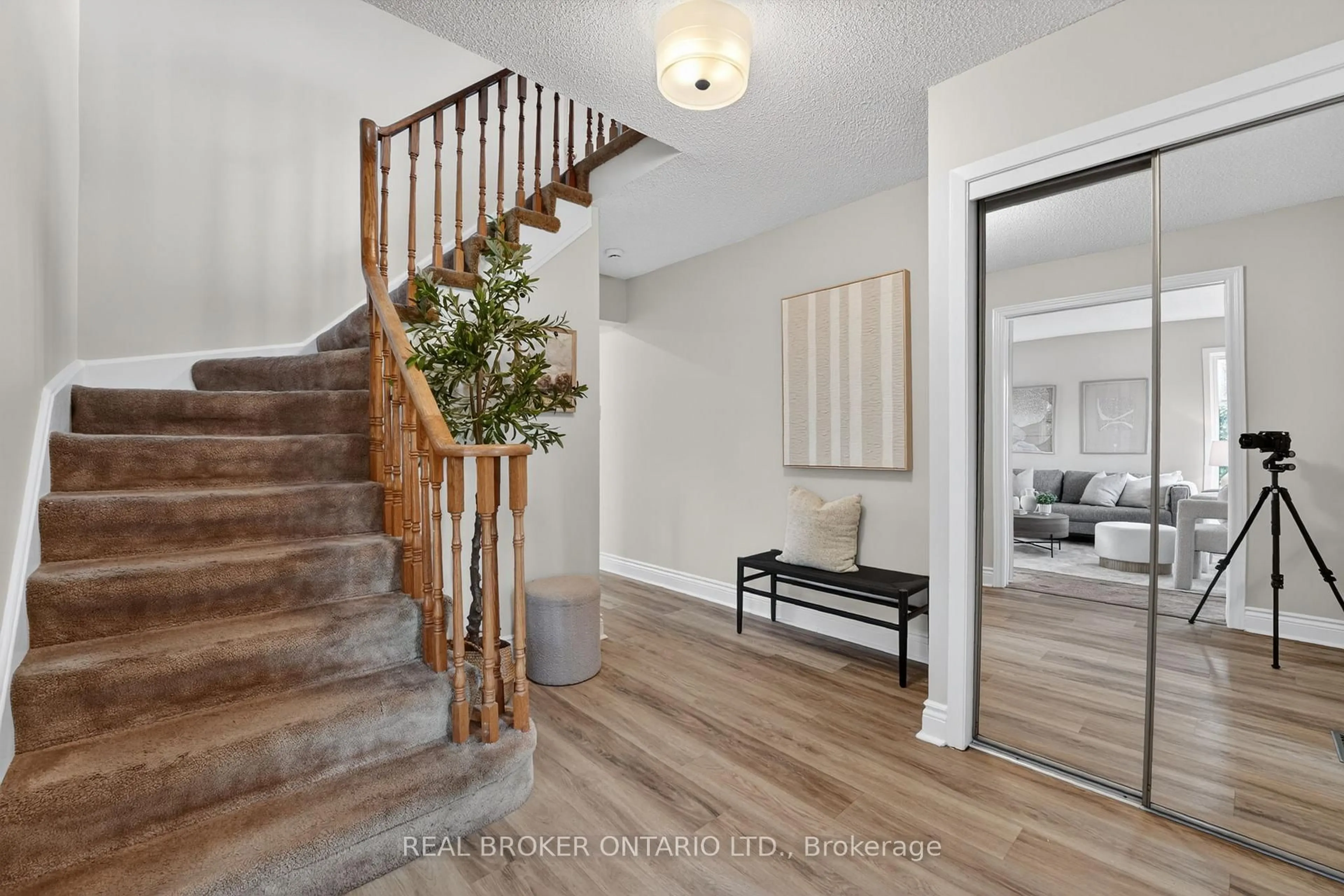 Indoor entryway for 153 CHALMERS St, Oakville Ontario L6L 5R6