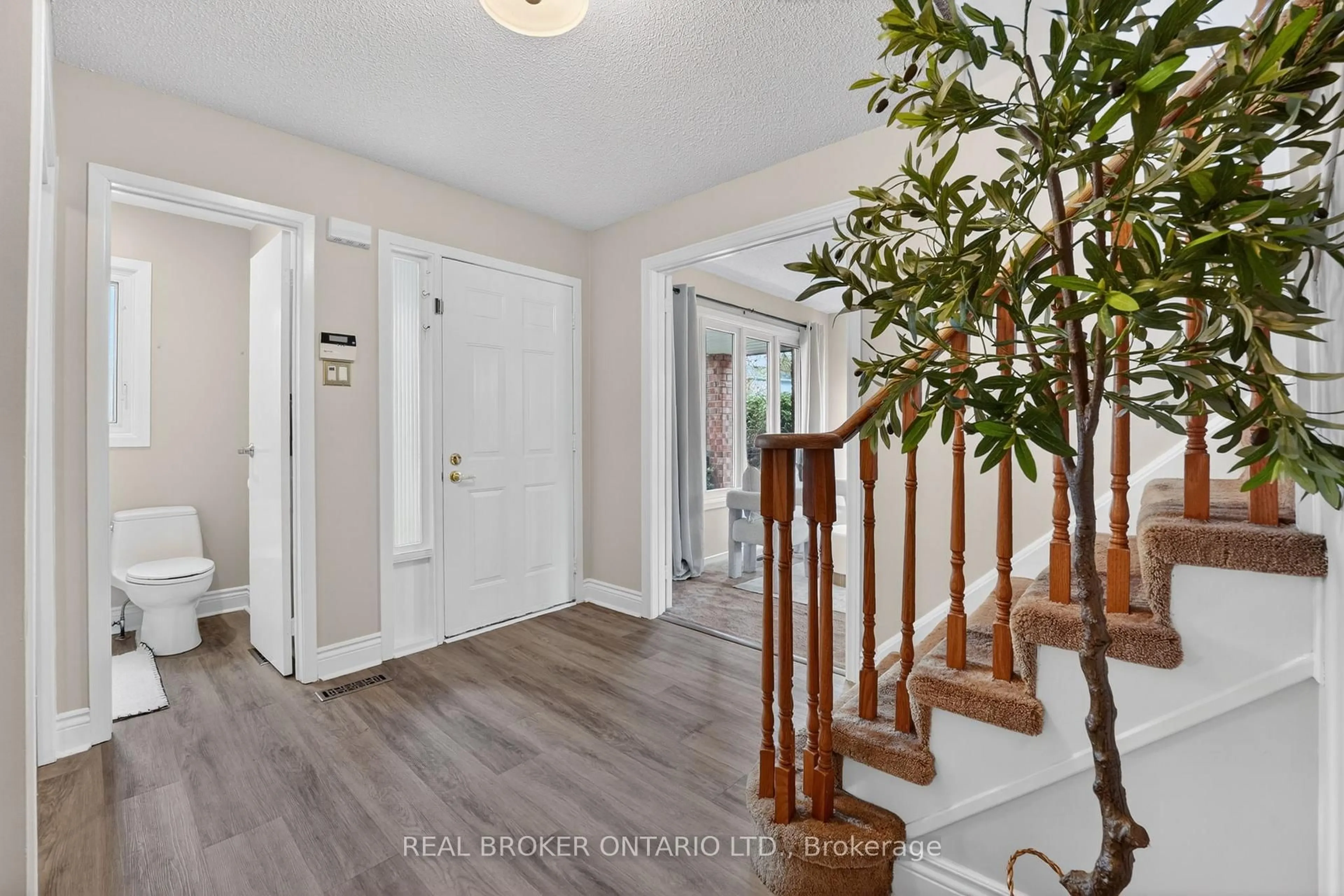 Indoor entryway for 153 CHALMERS St, Oakville Ontario L6L 5R6