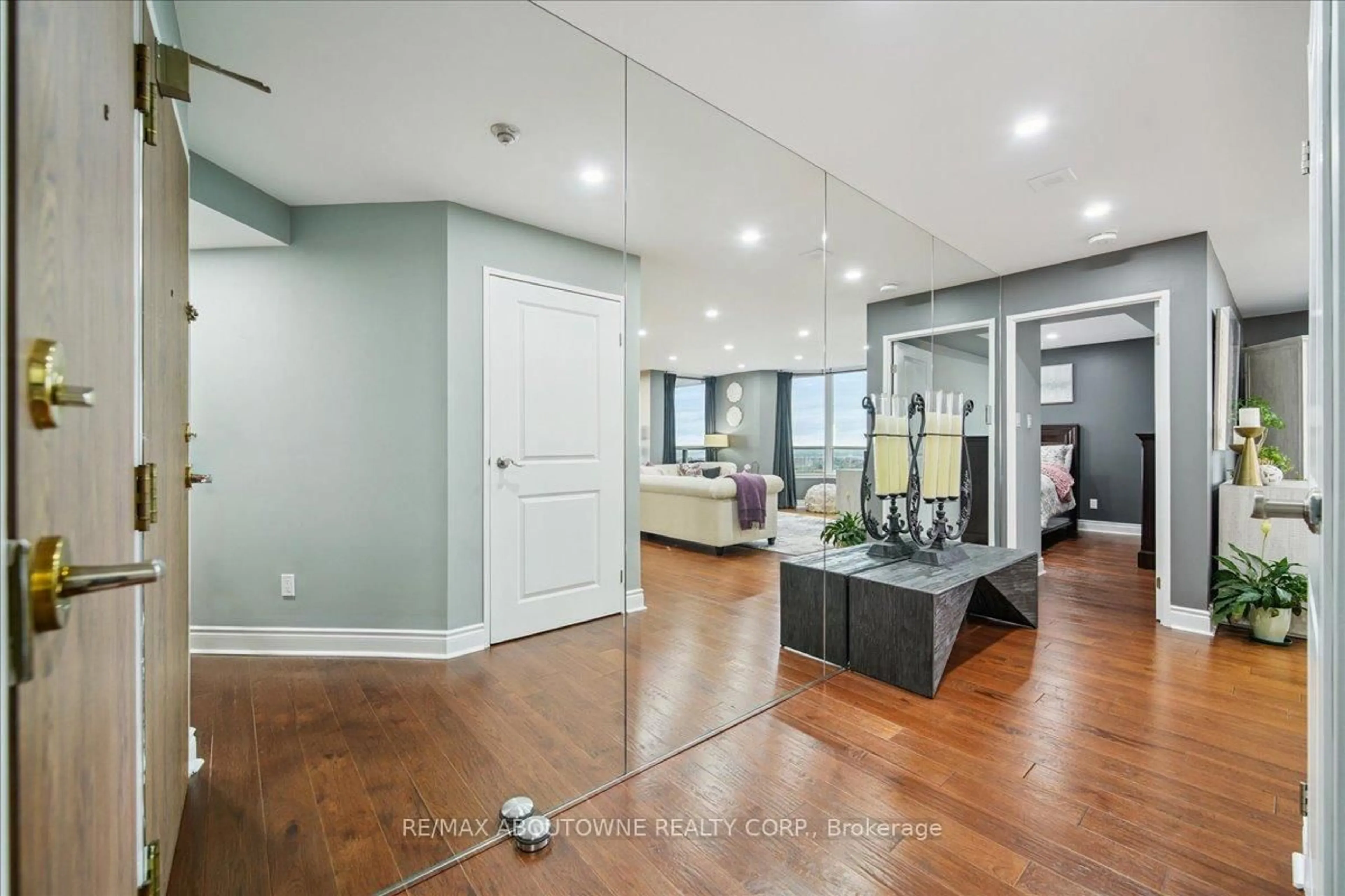 Indoor entryway for 550 Webb Dr #2603, Mississauga Ontario L5B 3Y4