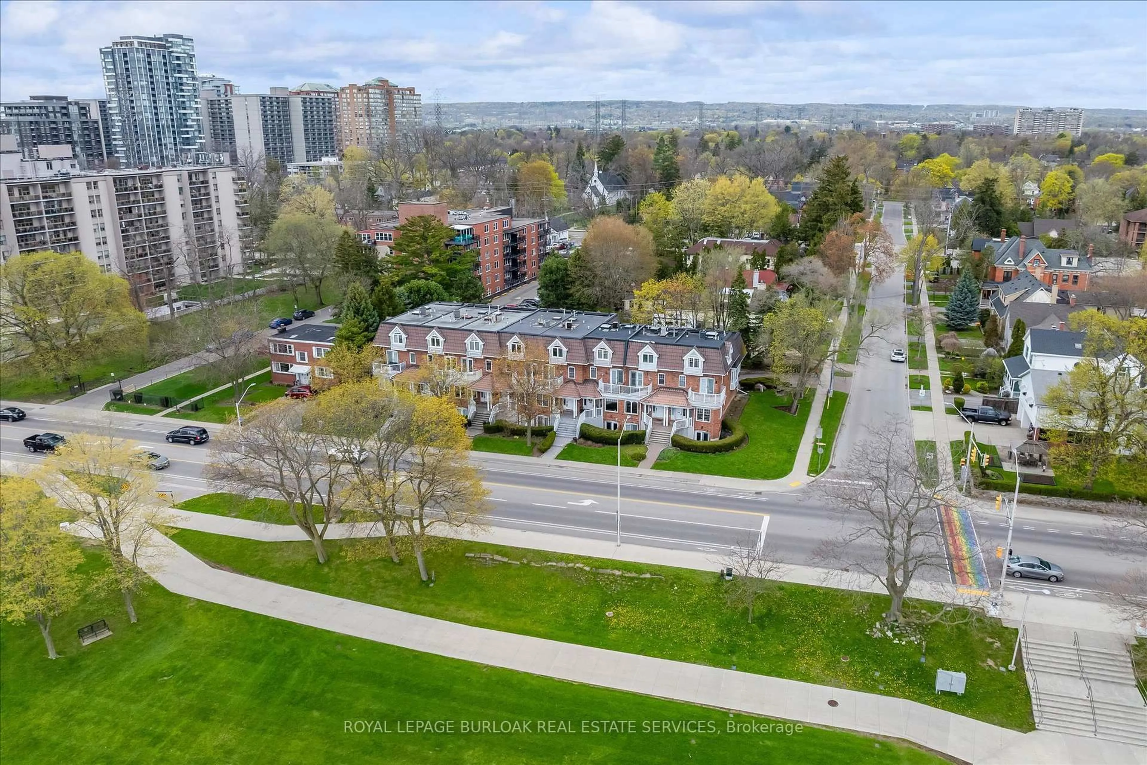 A pic from outside/outdoor area/front of a property/back of a property/a pic from drone, city buildings view from balcony for 1389 Lakeshore Rd, Burlington Ontario L7S 1B1