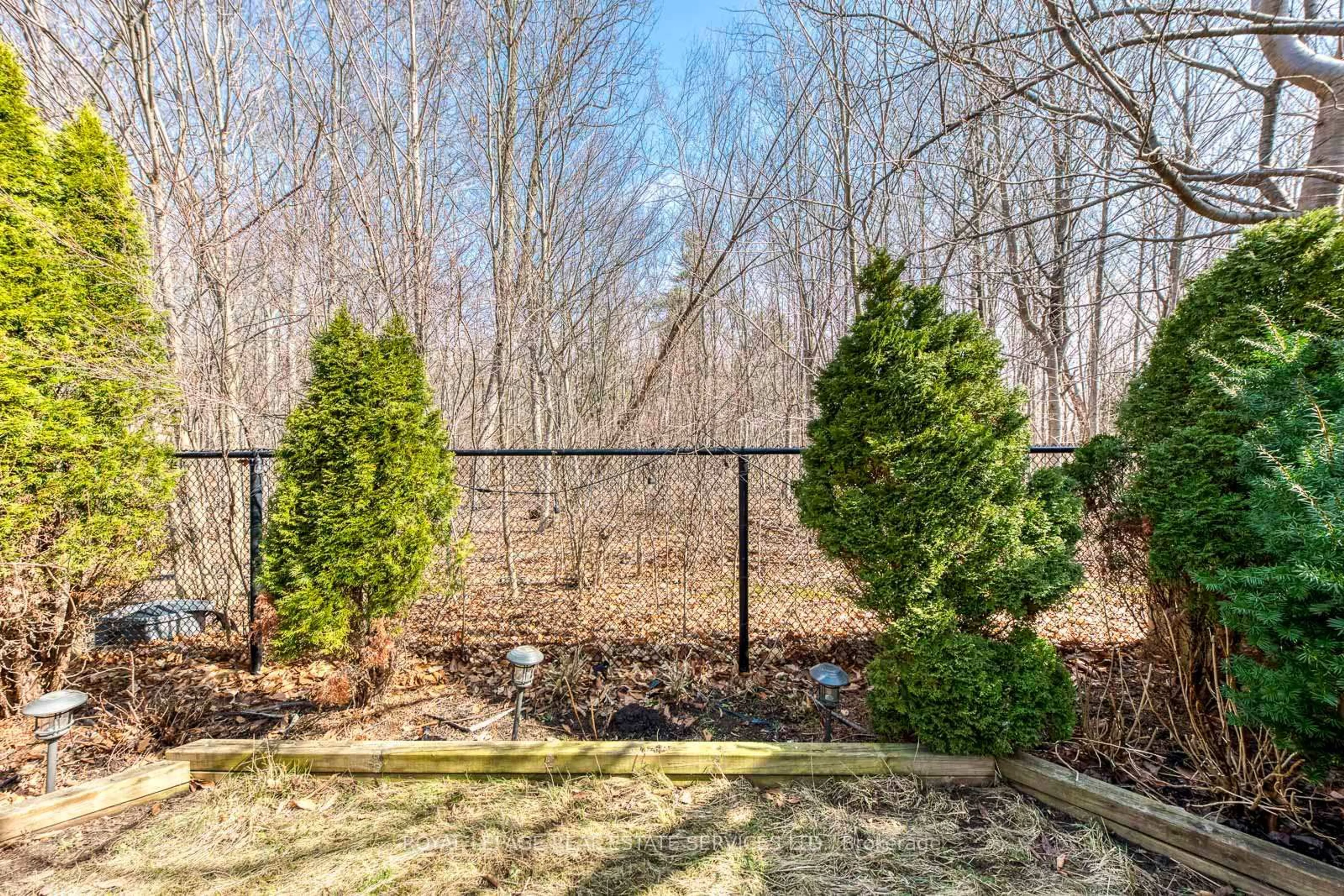 Patio, forest/trees view for 2066 Broadleaf Cres, Burlington Ontario L7L 6S4