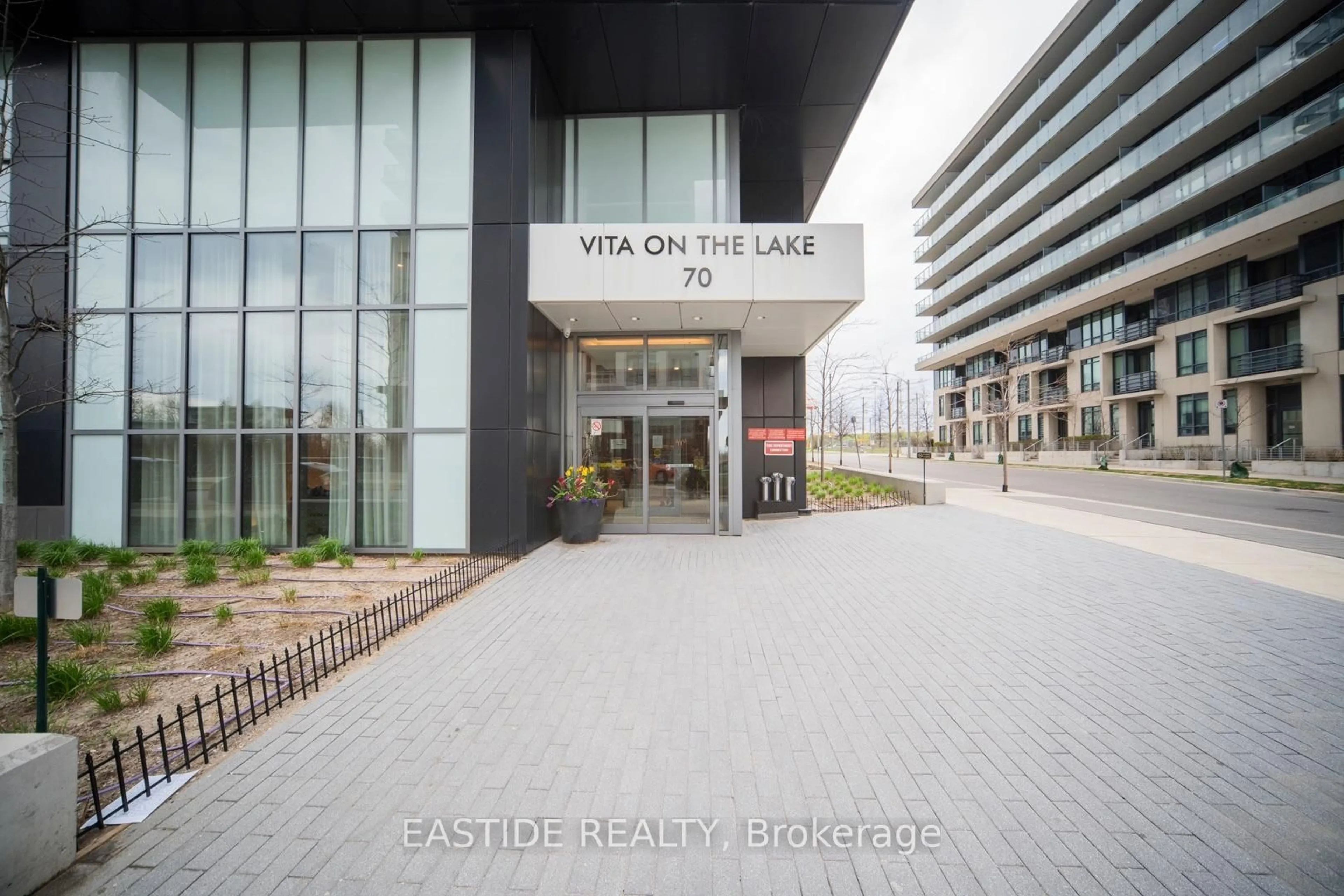 Indoor foyer for 70 Annie Craig Dr #2107, Toronto Ontario M8V 0G2