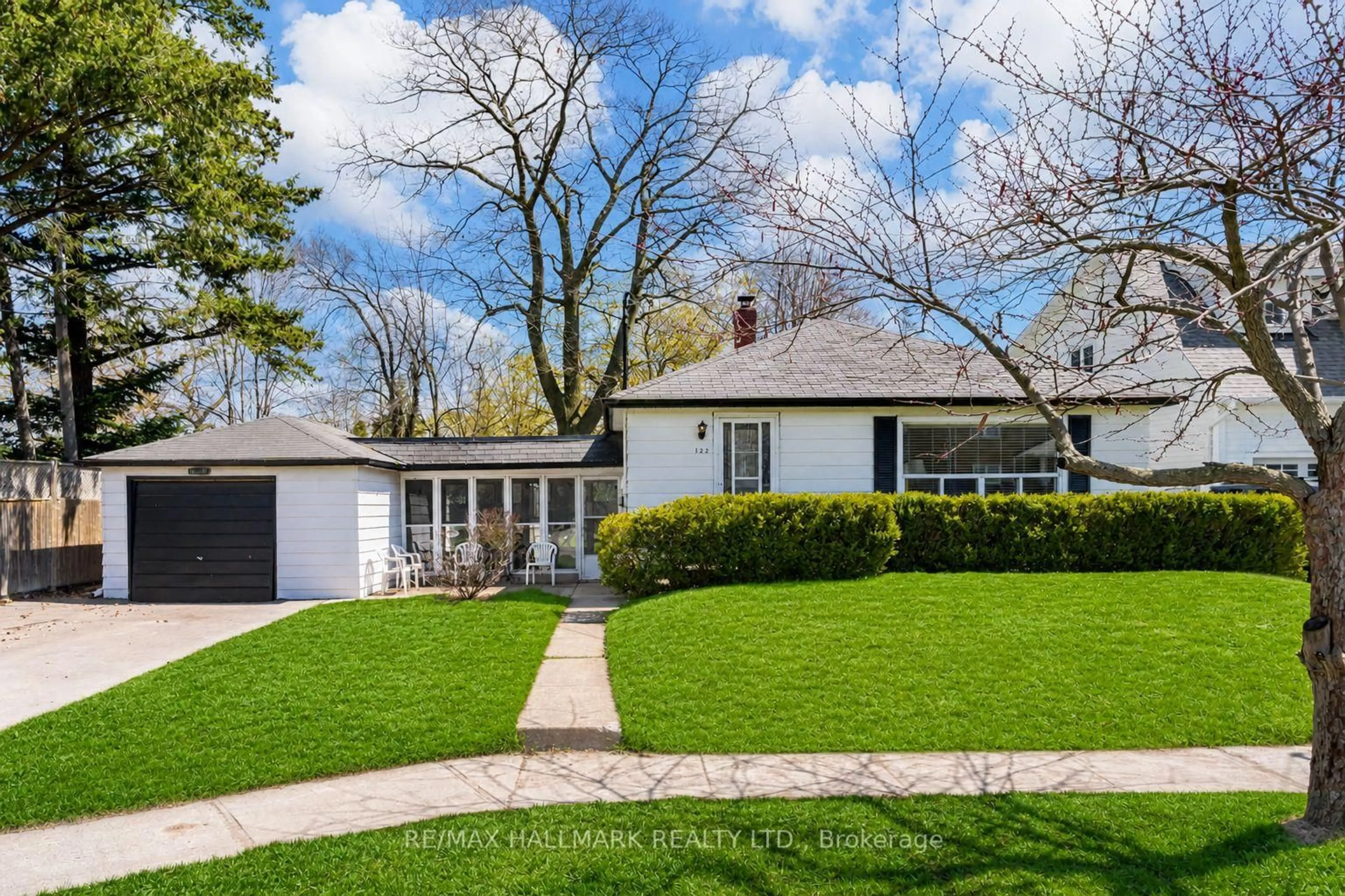 Home with vinyl exterior material, street for 122 Hawthorne Rd, Oakville Ontario L6K 1V8