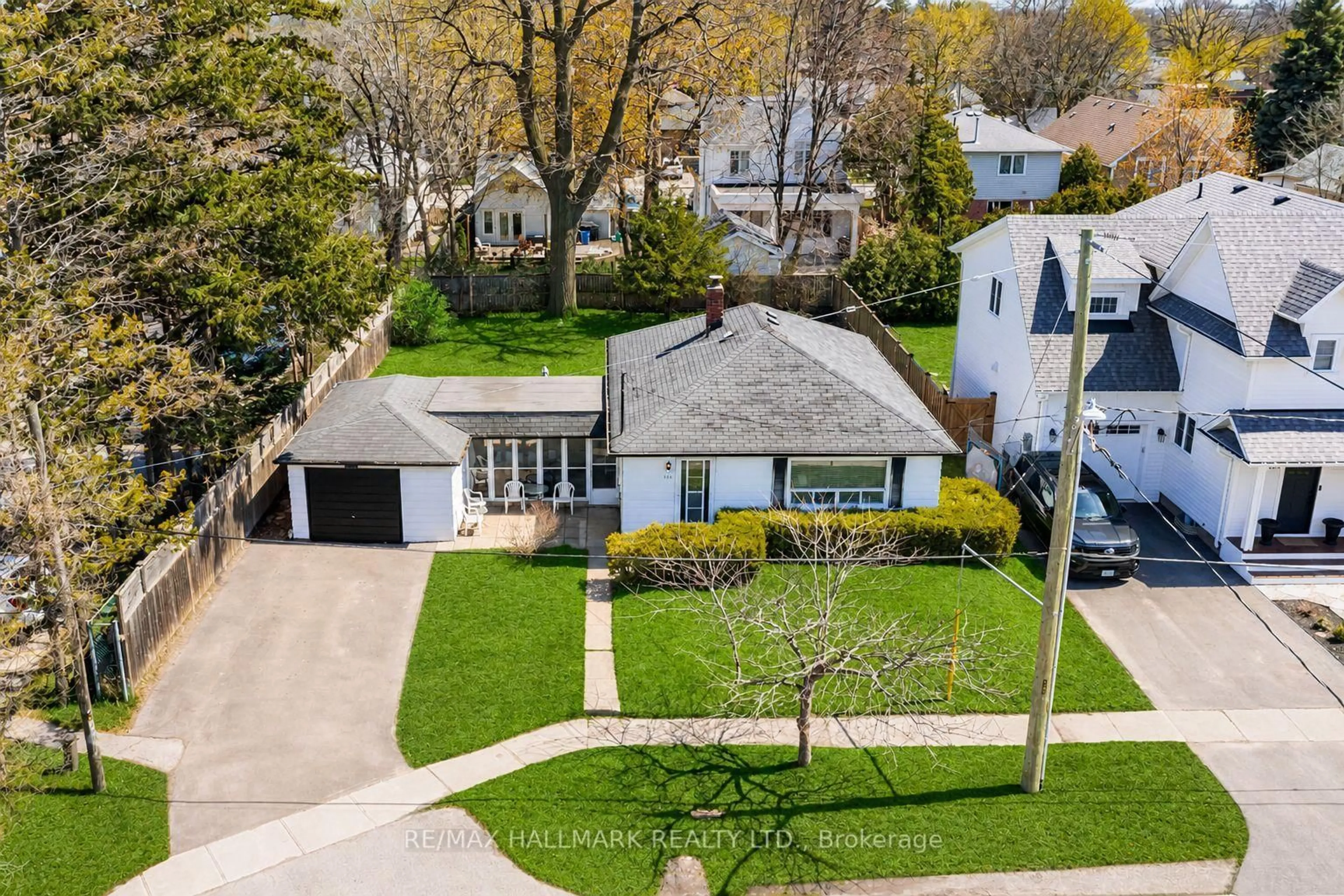 A pic from outside/outdoor area/front of a property/back of a property/a pic from drone, street for 122 Hawthorne Rd, Oakville Ontario L6K 1V8