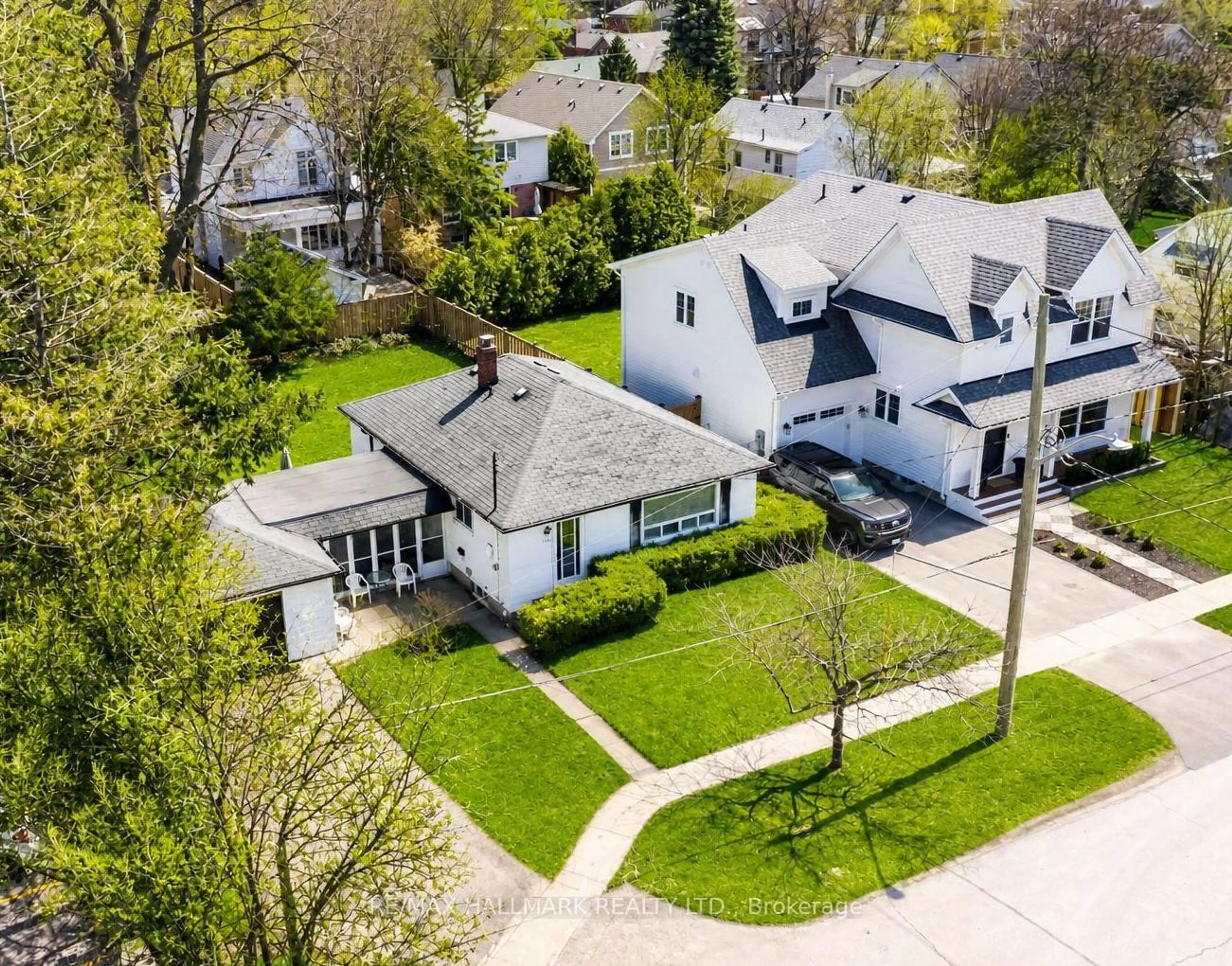 A pic from outside/outdoor area/front of a property/back of a property/a pic from drone, street for 122 Hawthorne Rd, Oakville Ontario L6K 1V8