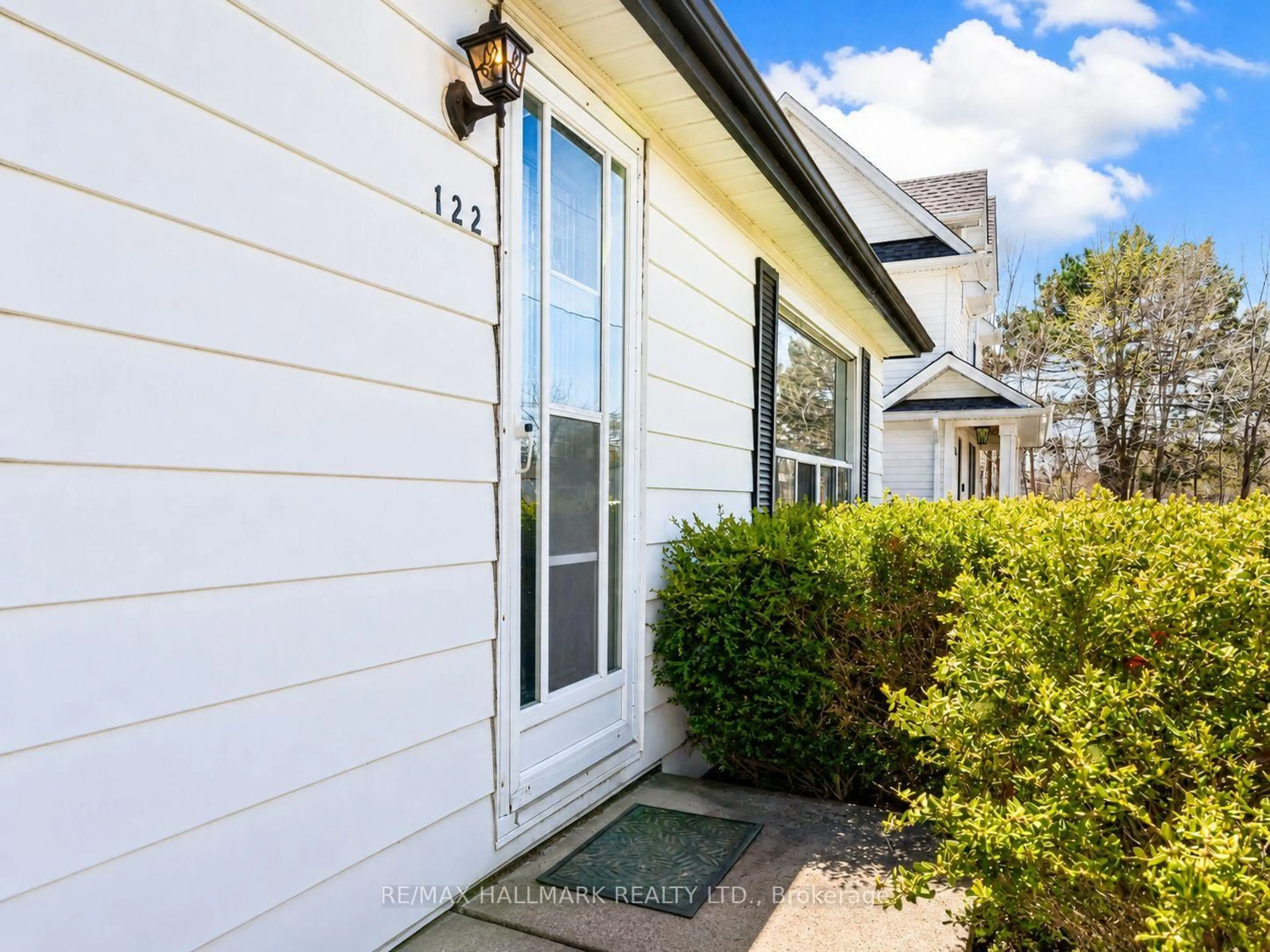 Home with vinyl exterior material, street for 122 Hawthorne Rd, Oakville Ontario L6K 1V8