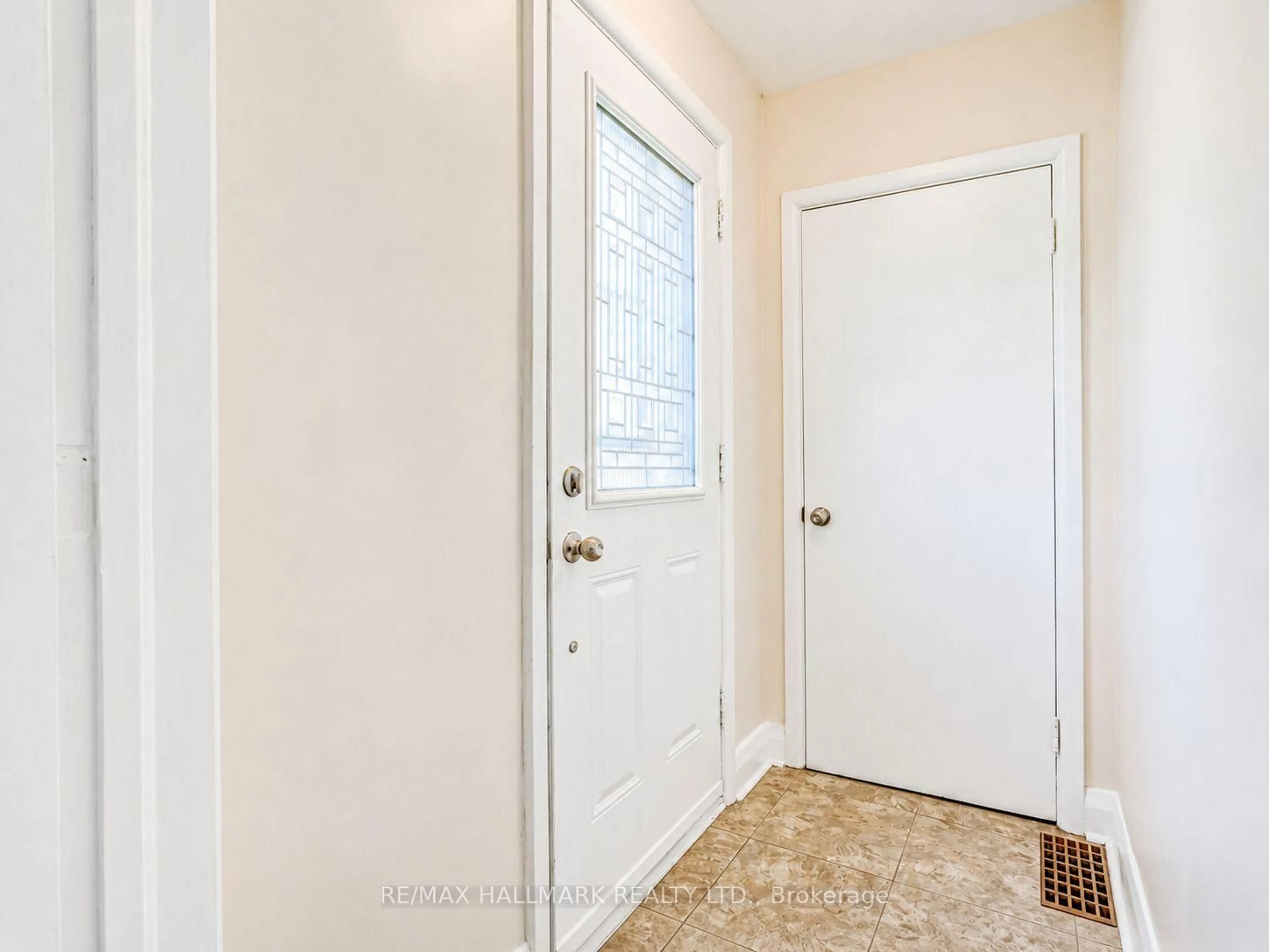 Indoor entryway for 122 Hawthorne Rd, Oakville Ontario L6K 1V8