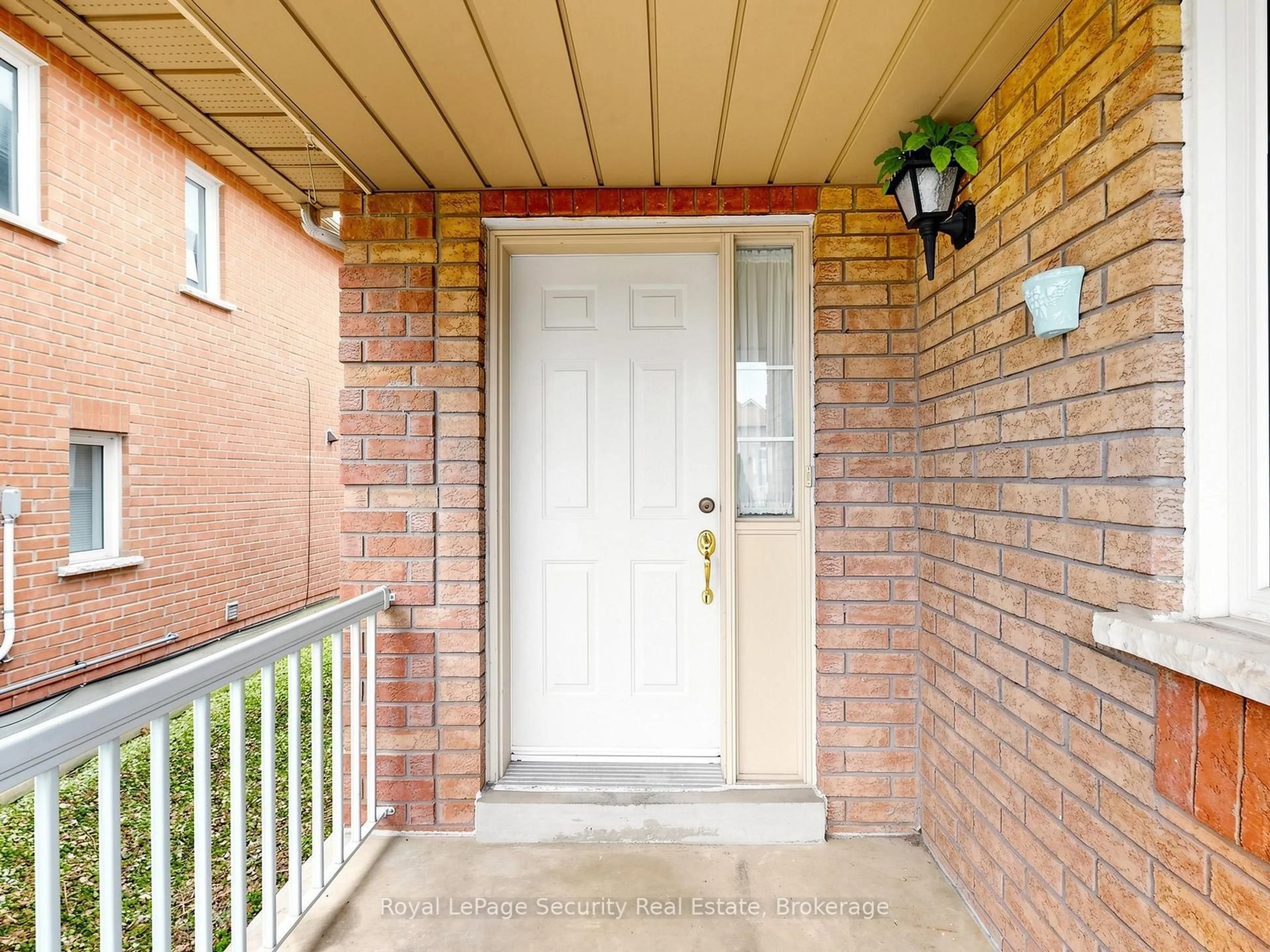 Indoor entryway for 21 Fallstar Cres, Brampton Ontario L7A 2J5