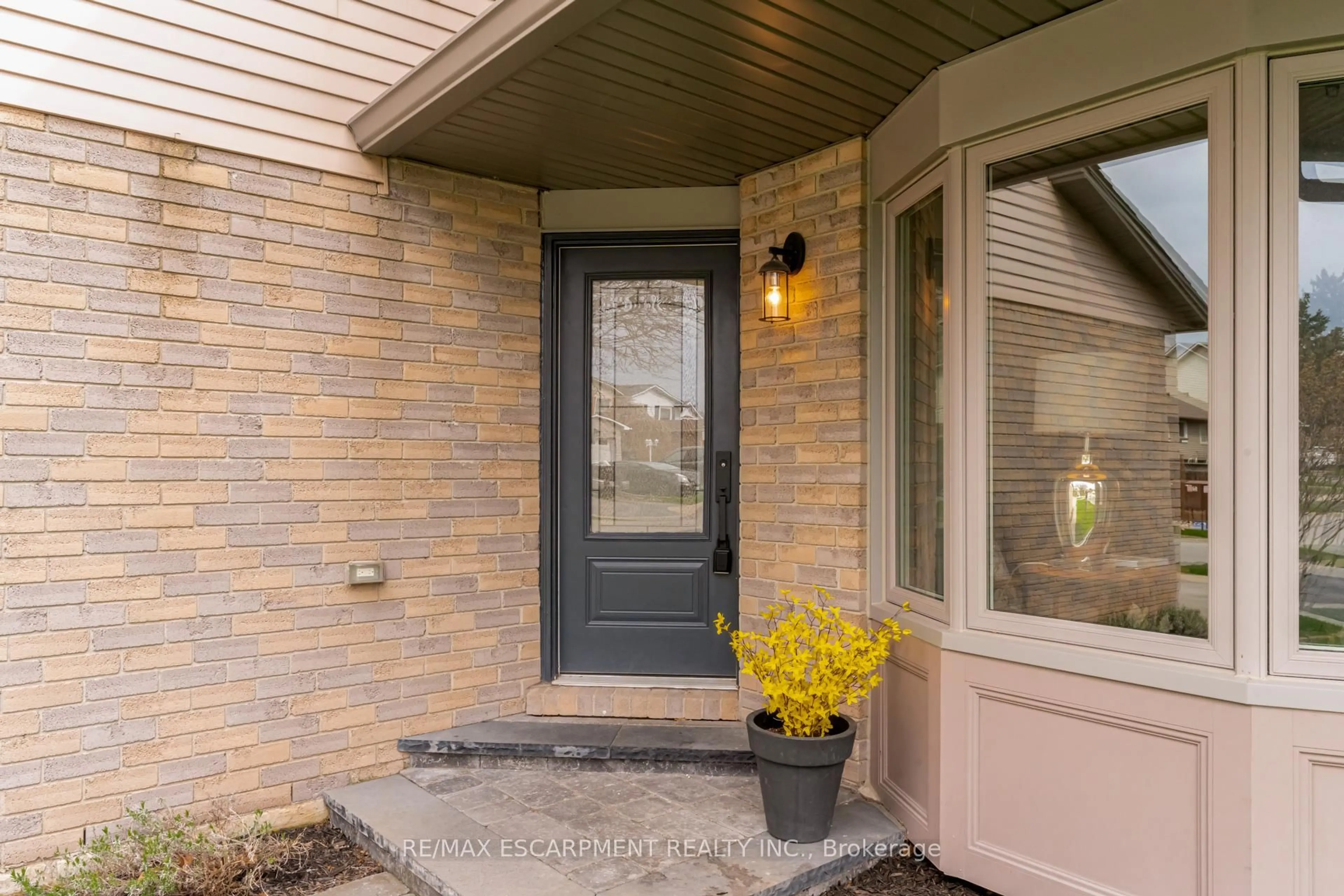 Indoor entryway for 1527 Riley Ave, Burlington Ontario L7M 3C3