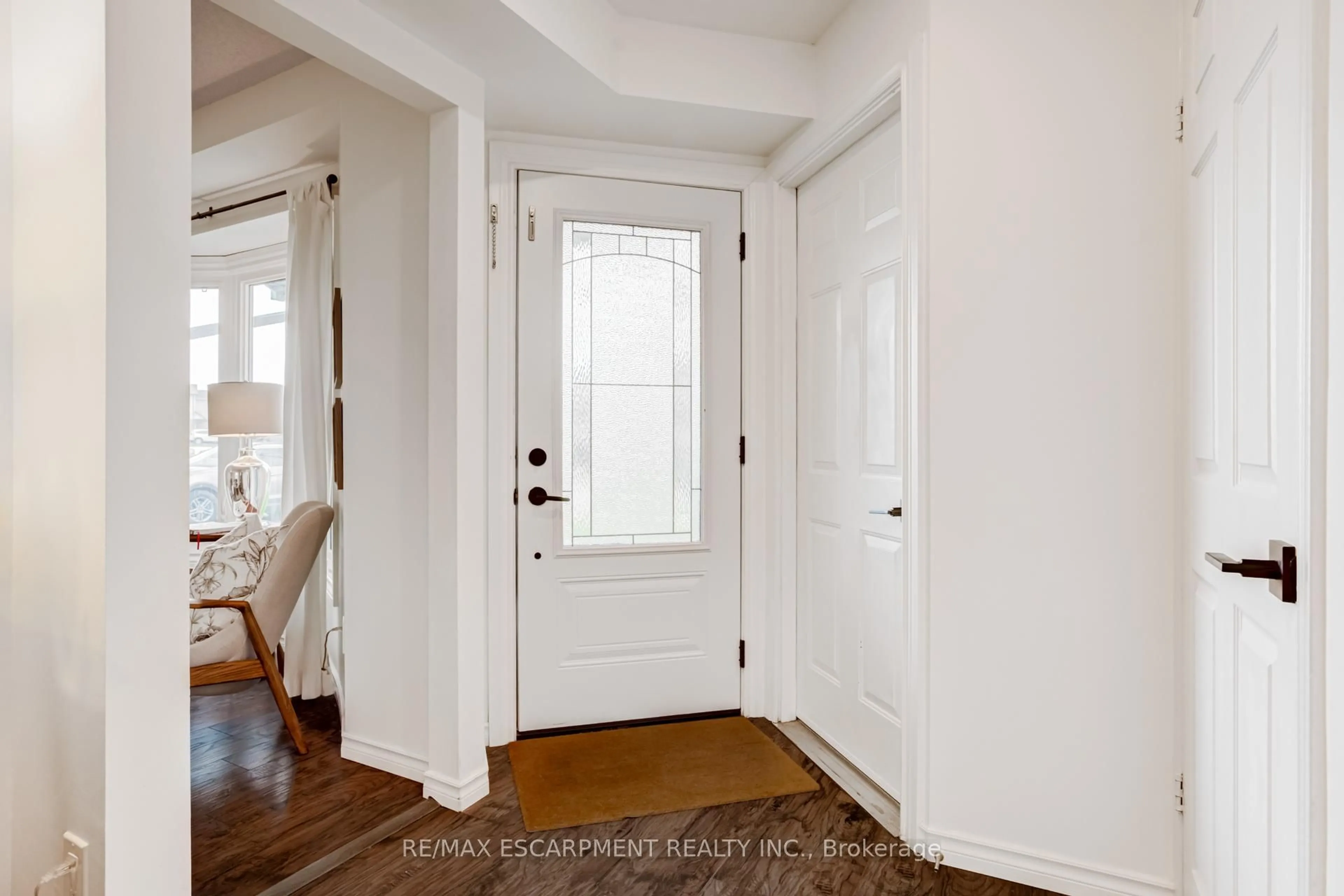 Indoor entryway for 1527 Riley Ave, Burlington Ontario L7M 3C3