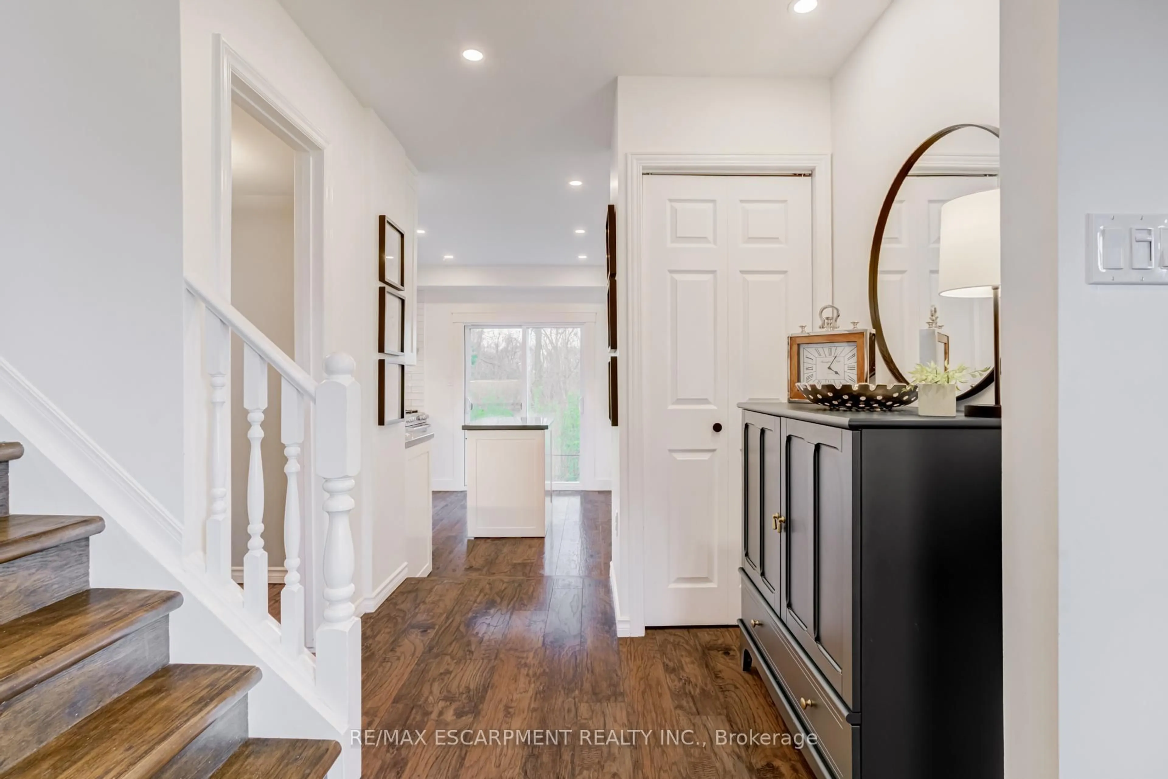 Indoor entryway for 1527 Riley Ave, Burlington Ontario L7M 3C3