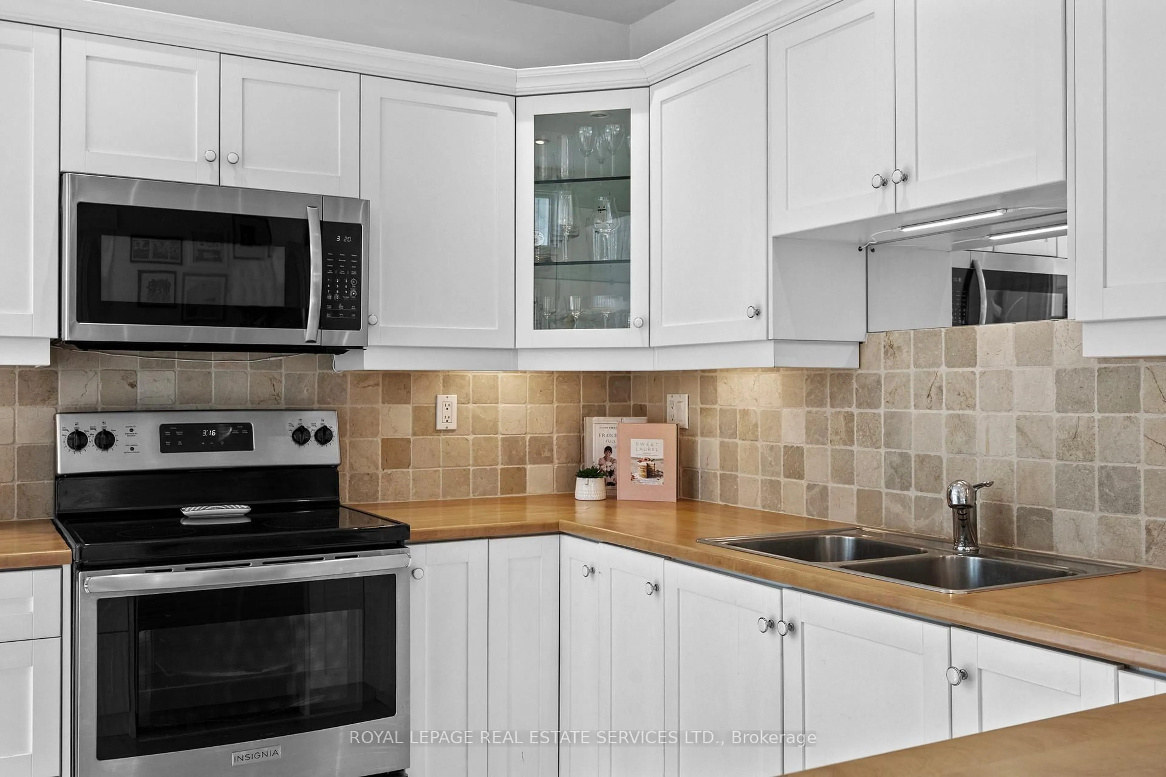 Standard kitchen, ceramic/tile floor for 70 Third St, Toronto Ontario M8V 2X9