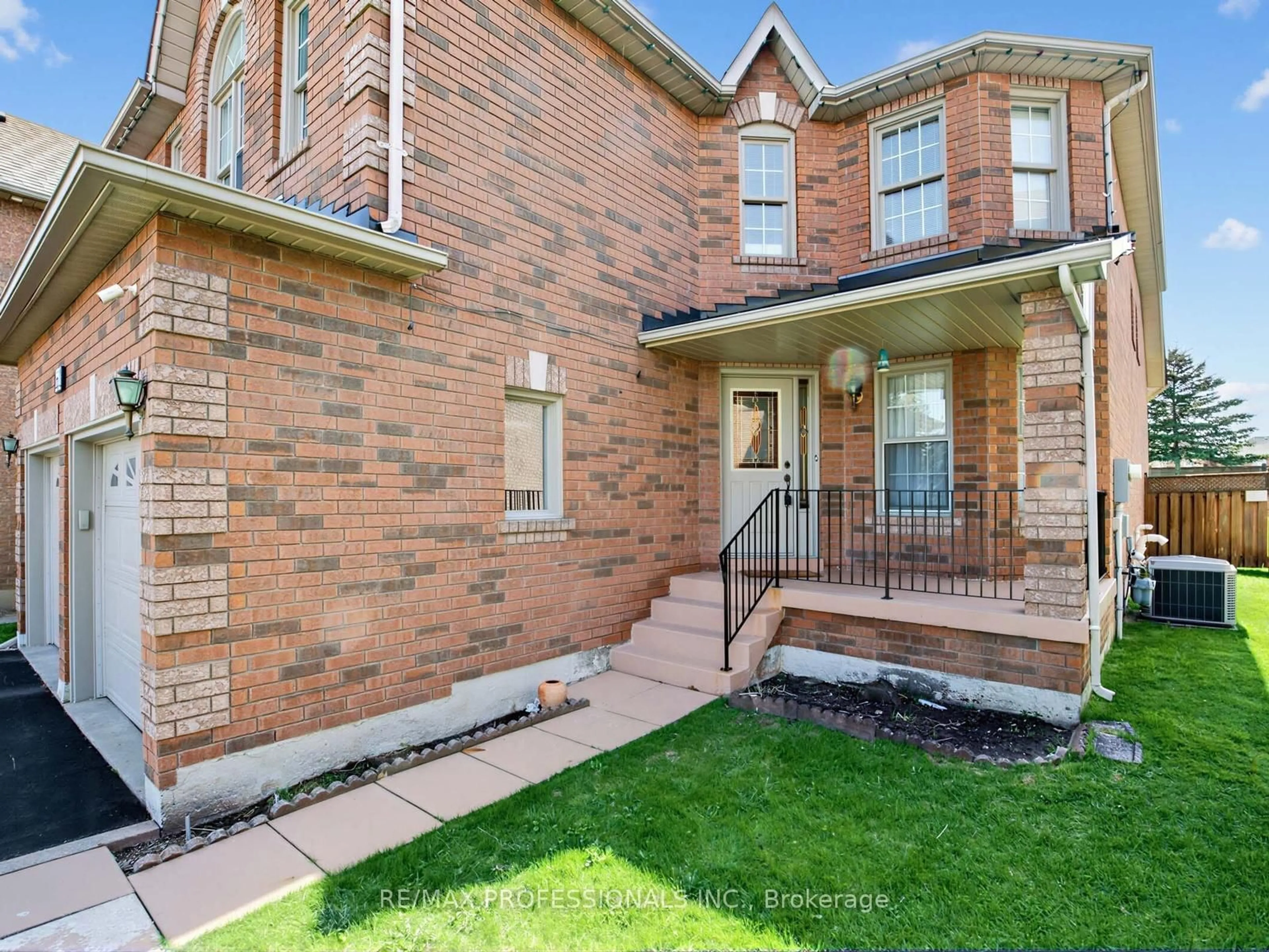 Home with brick exterior material, street for 62 Banington Cres, Brampton Ontario L7A 1G3