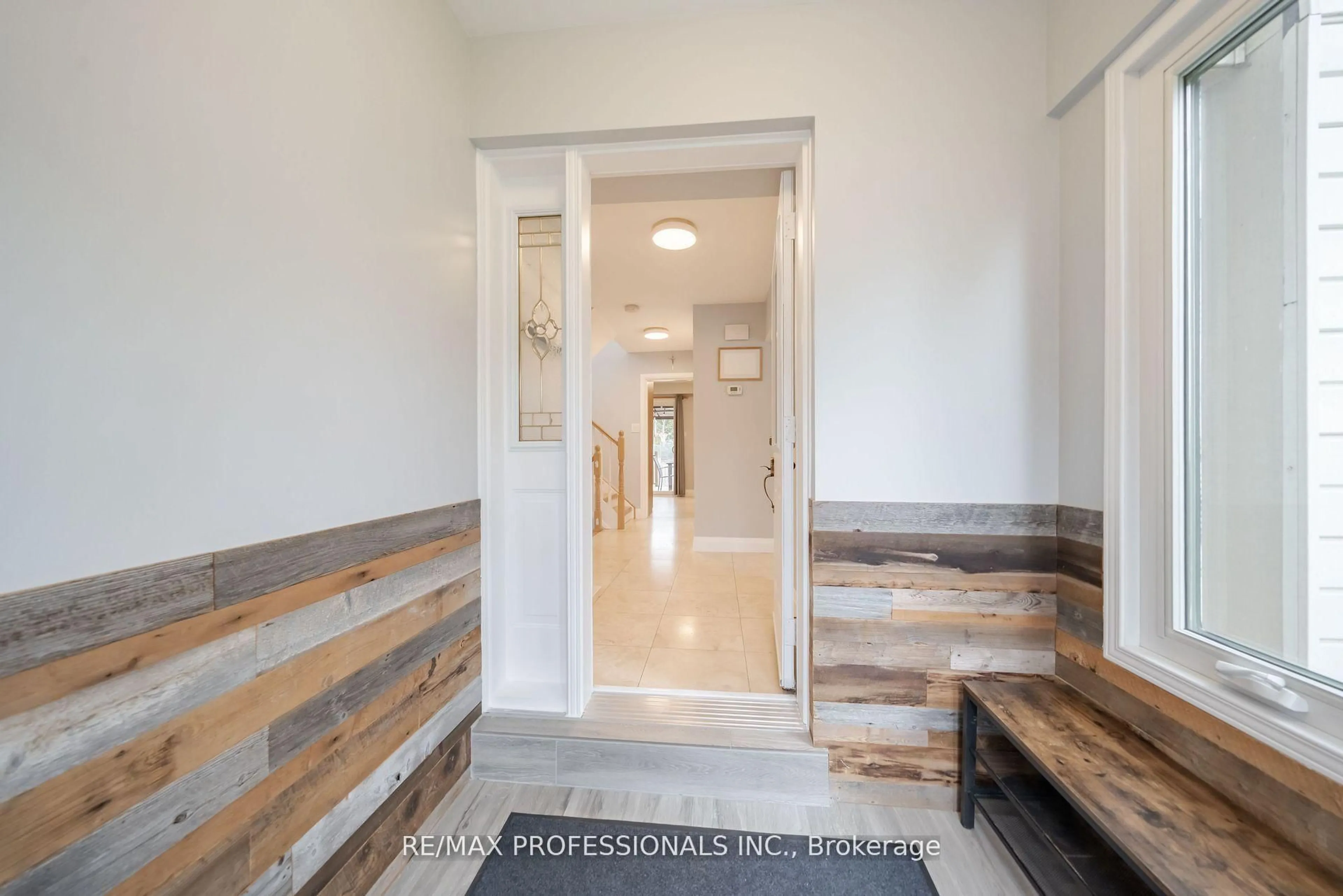 Indoor entryway for 4199 Gayling Gdns, Mississauga Ontario L5L 1Z8