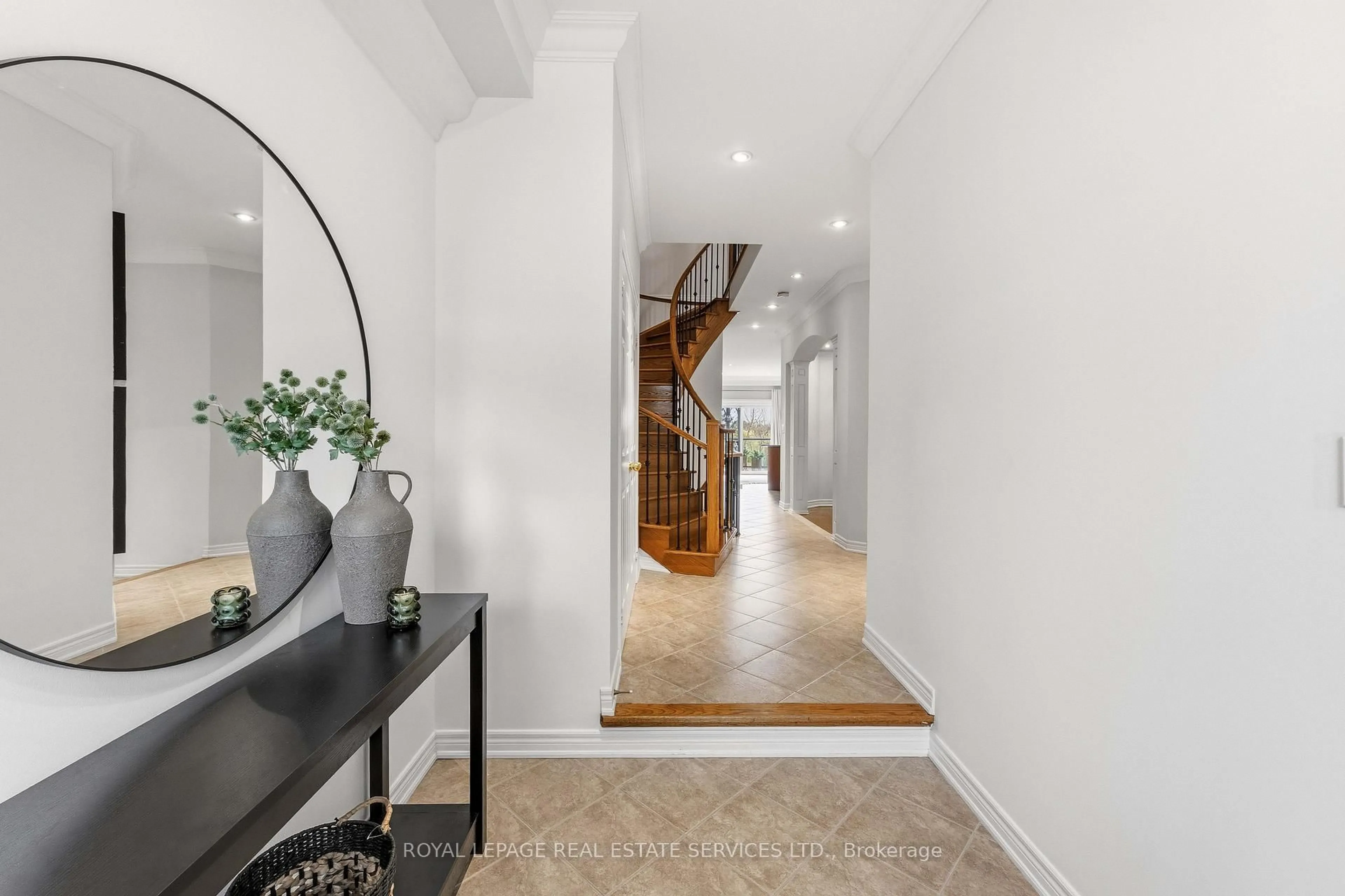 Indoor entryway for 2460 Springforest Dr, Oakville Ontario L6M 0A1