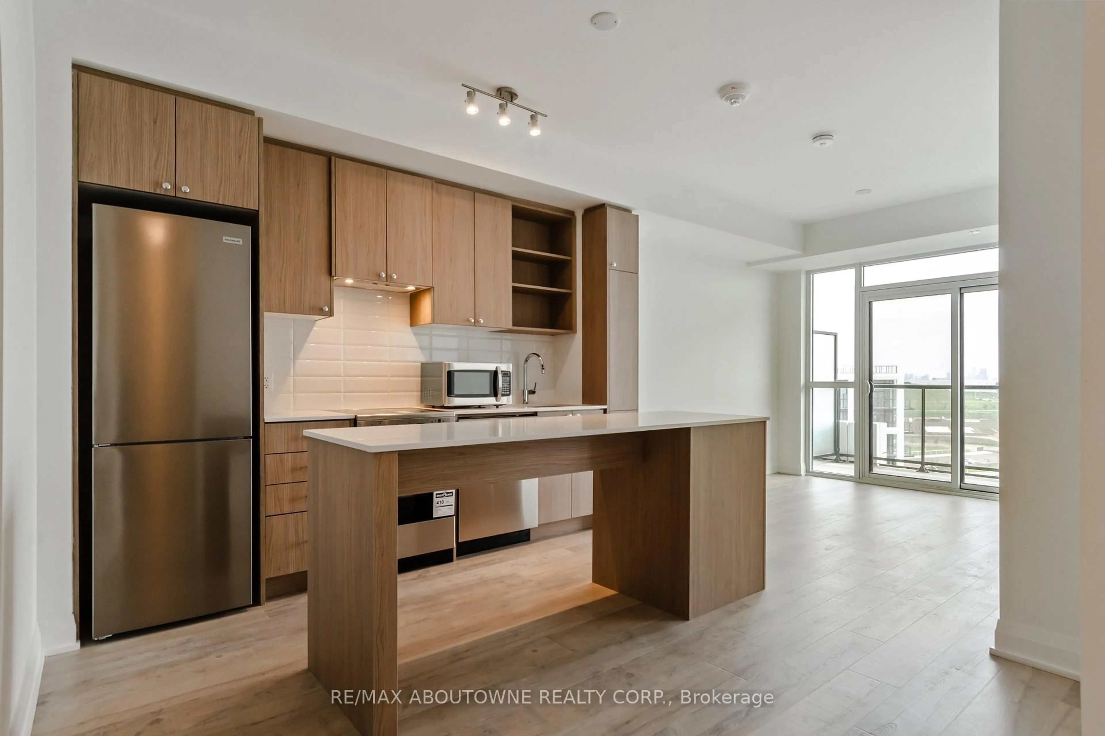 Open concept kitchen, wood/laminate floor for 50 George Butchart Dr #814, Toronto Ontario M3K 0C9