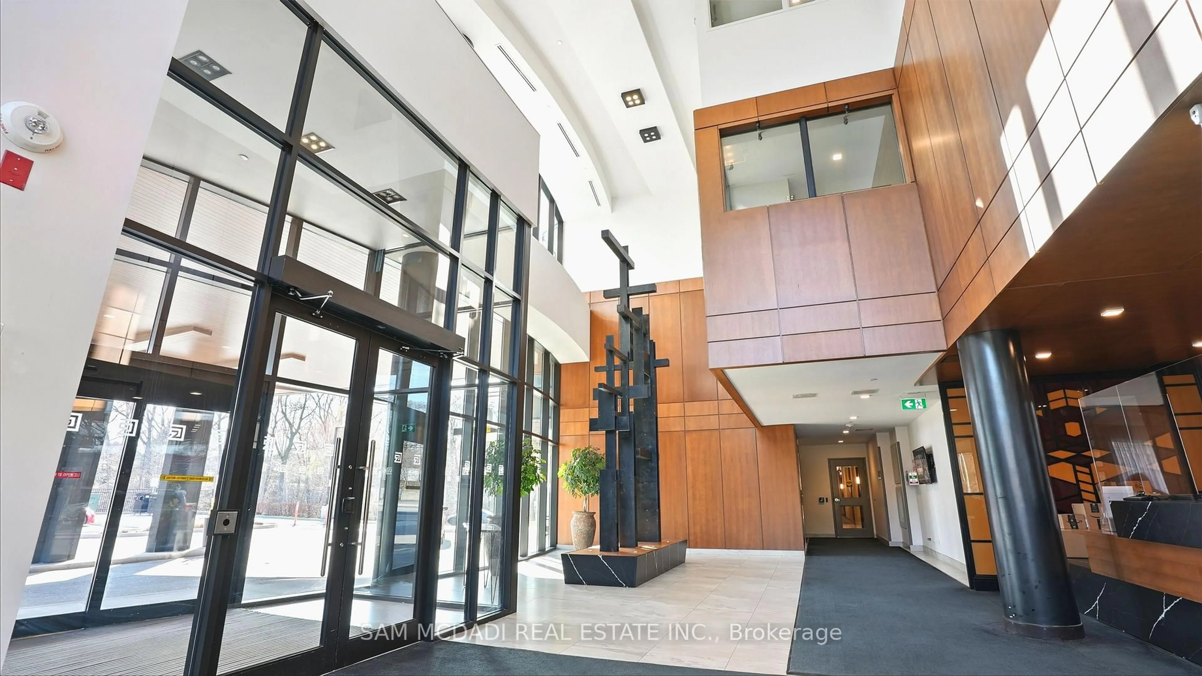 Indoor foyer for 1575 Lakeshore Rd #415, Mississauga Ontario L5J 0B1