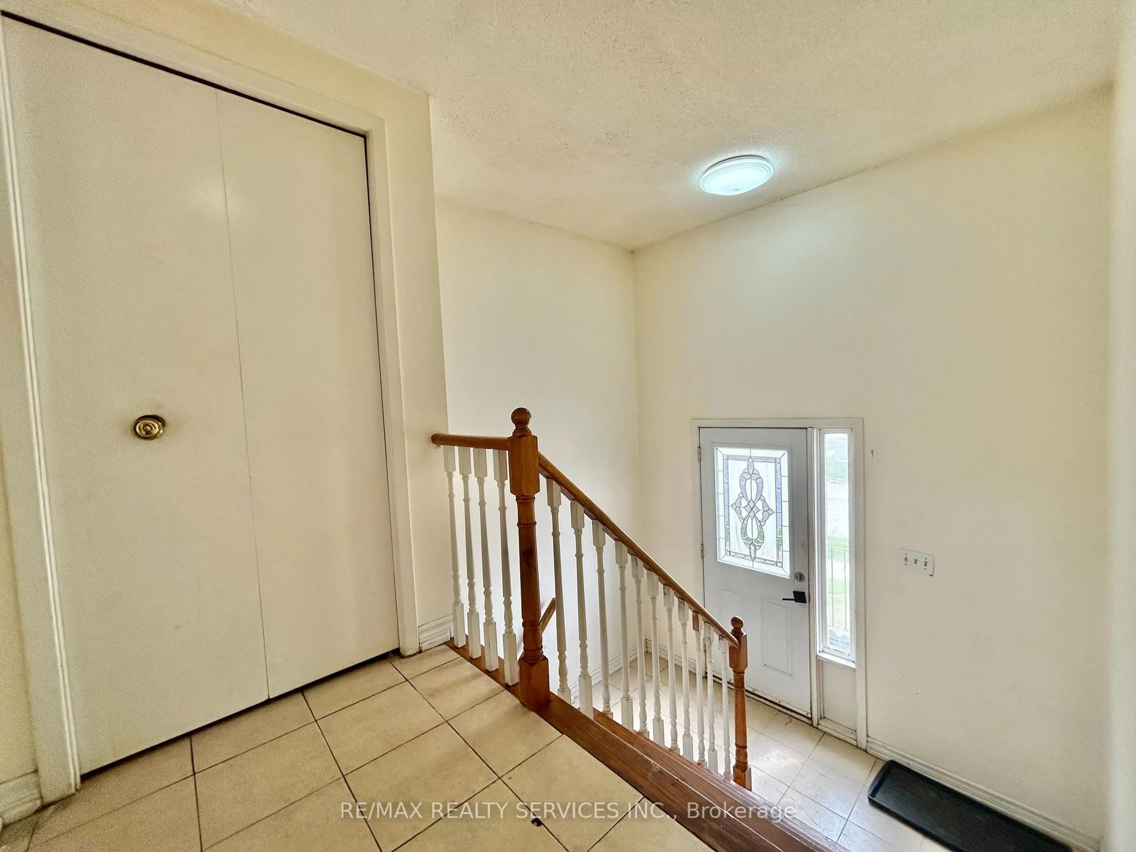Indoor foyer for 1 Braidwood Lake Rd, Brampton Ontario L6Z 2K1