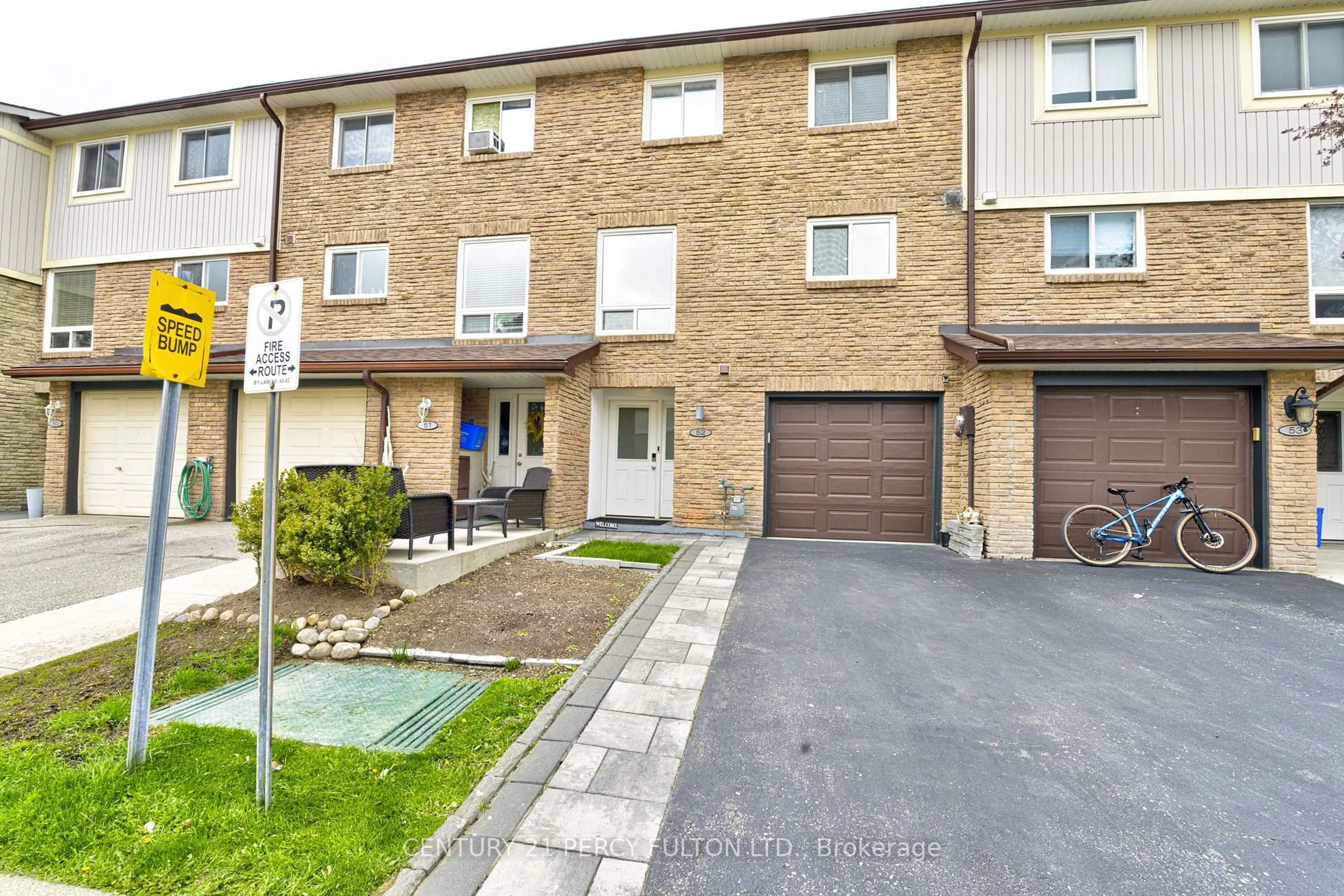 A pic from outside/outdoor area/front of a property/back of a property/a pic from drone, street for 341 Wilson Dr #52, Milton Ontario L9T 3Y9