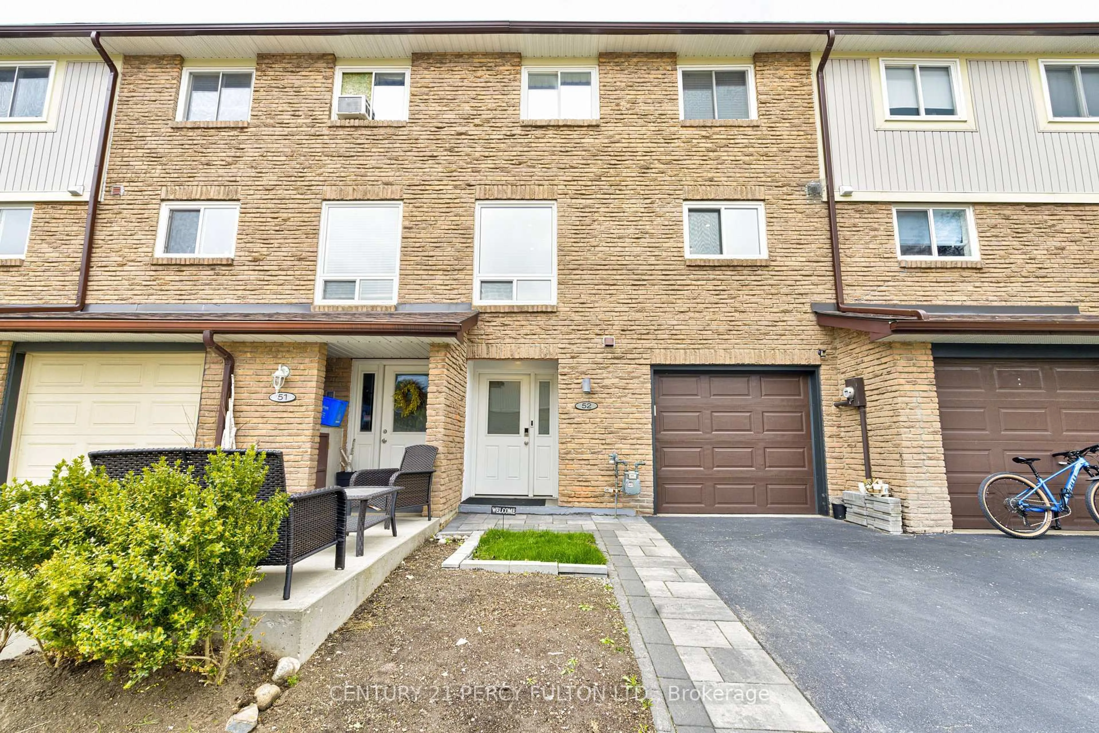 A pic from outside/outdoor area/front of a property/back of a property/a pic from drone, street for 341 Wilson Dr #52, Milton Ontario L9T 3Y9