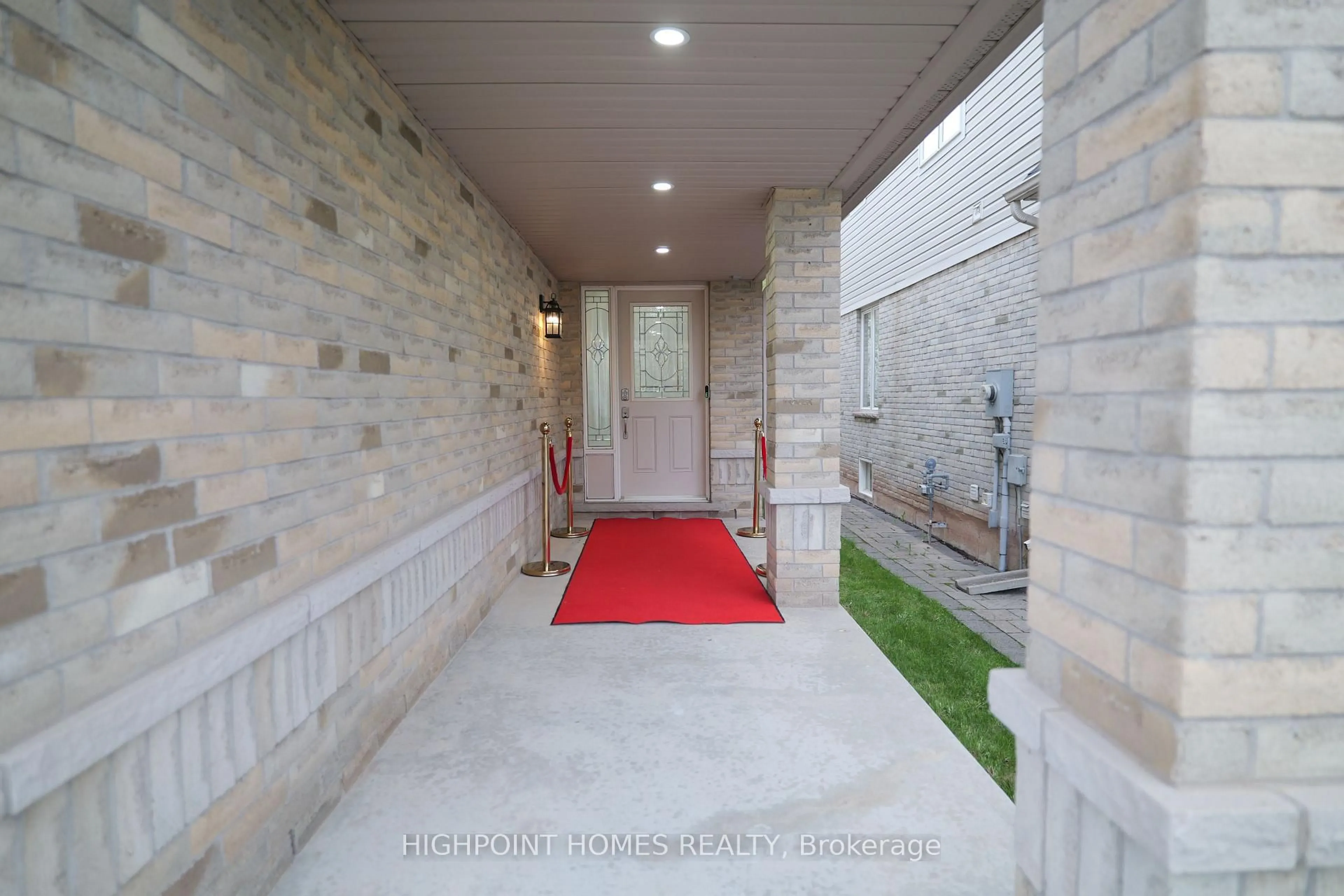 Indoor foyer for 4236 Saunders Cres, Burlington Ontario L7M 0B1