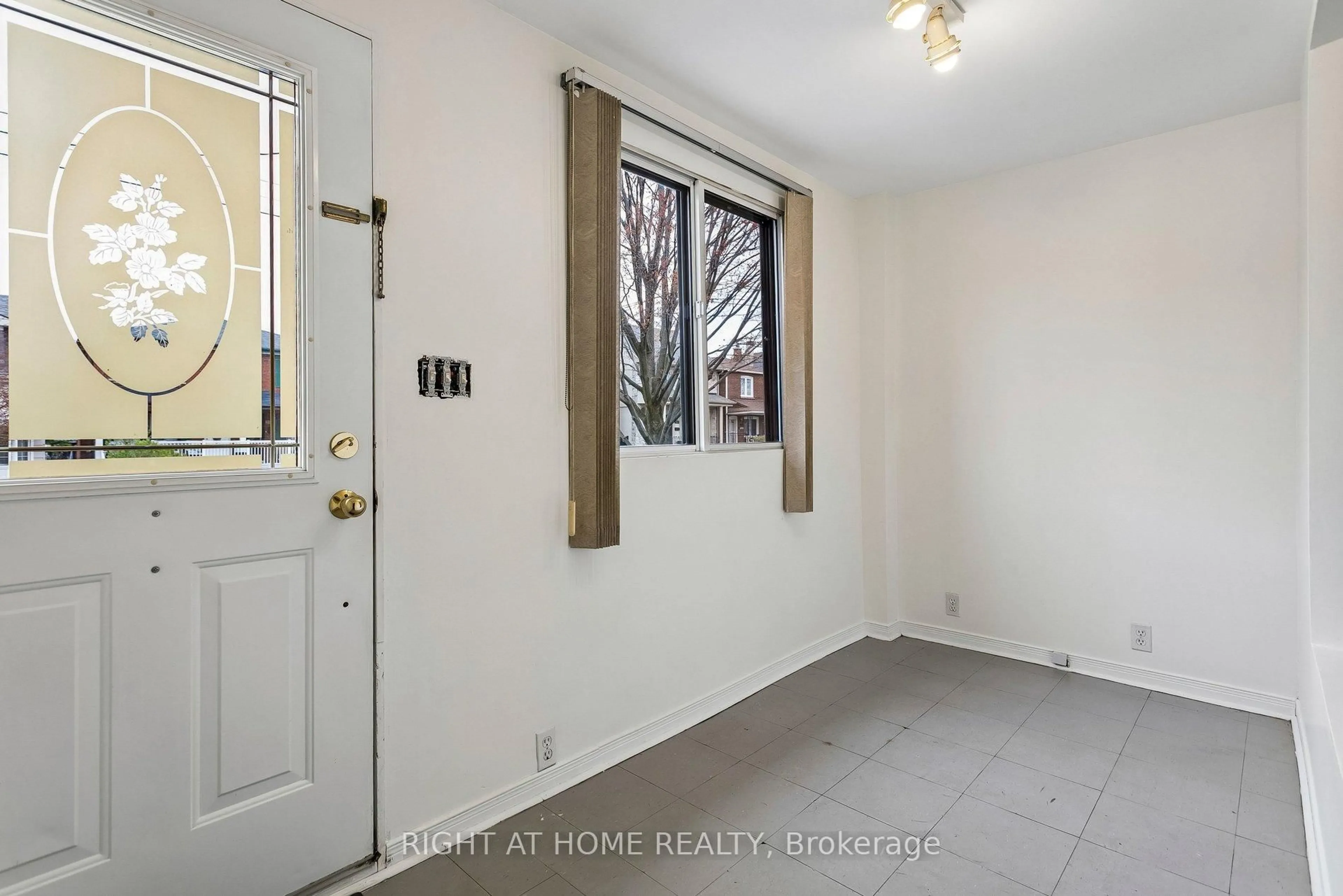 Indoor entryway for 343 Westmoreland Ave, Toronto Ontario M6H 3A6