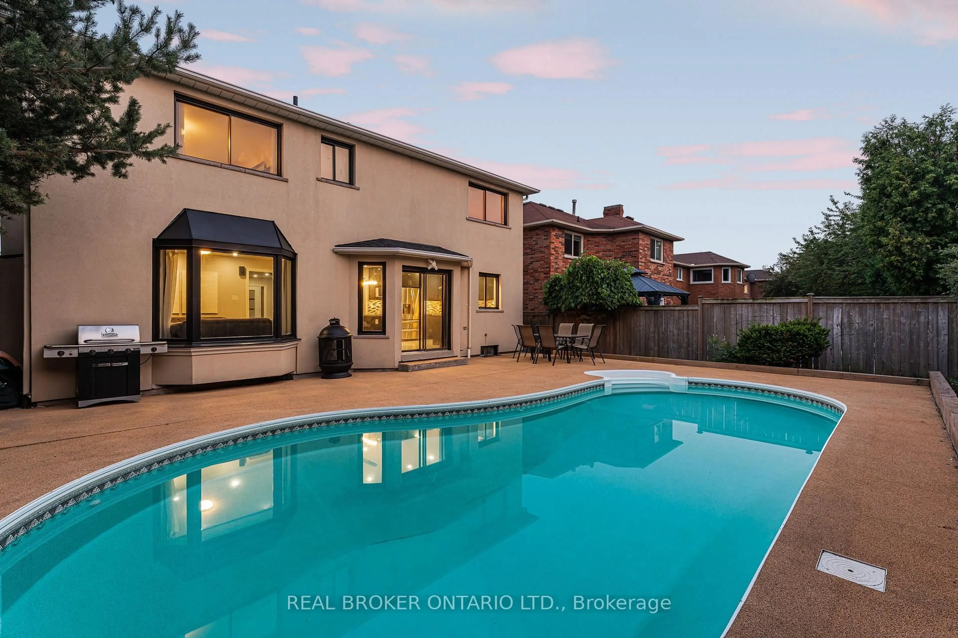 Pool for 1221 Creekside Dr, Oakville Ontario L6H 4Y8