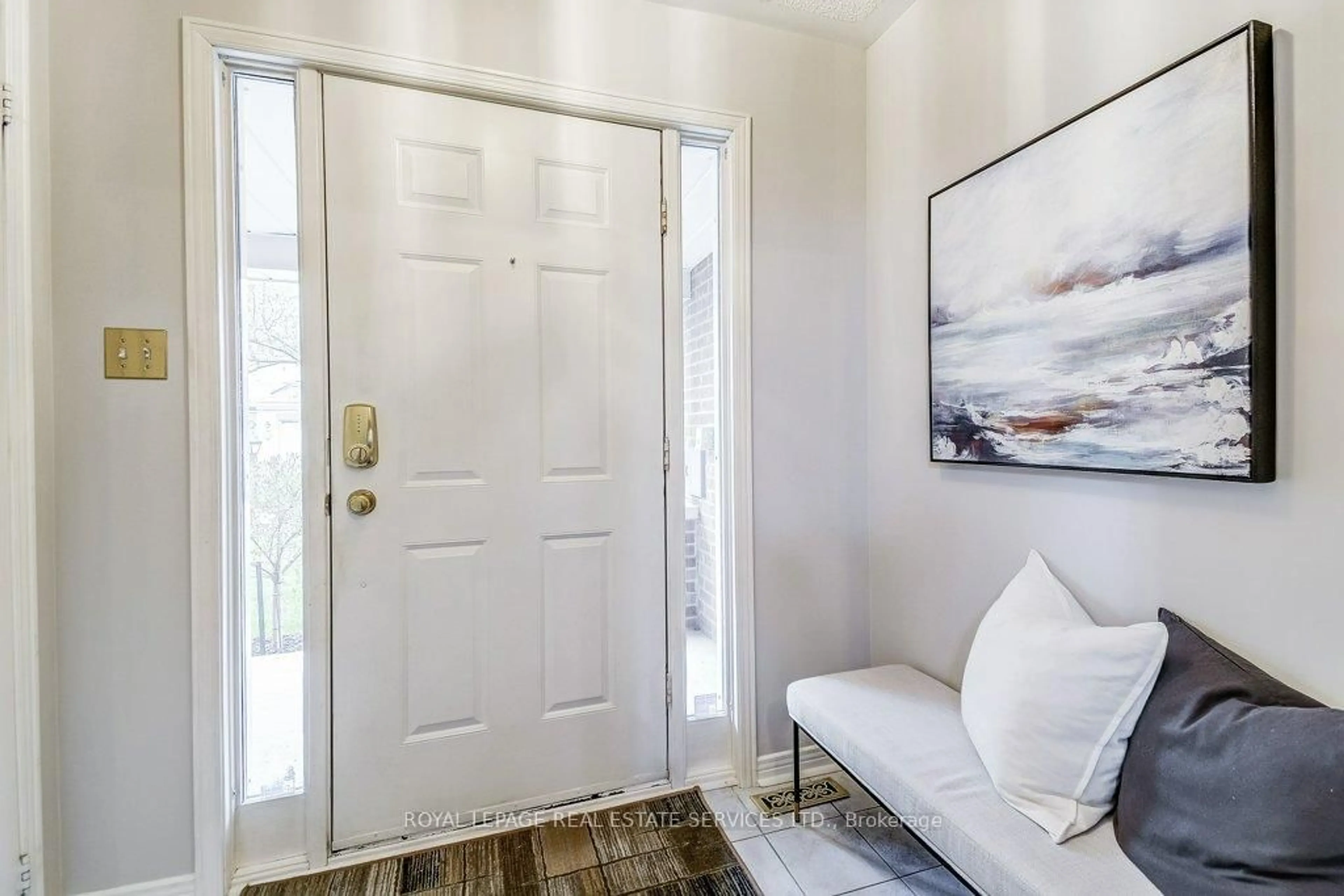 Indoor entryway for 2103 Berwick Dr #14, Burlington Ontario L7M 4B7