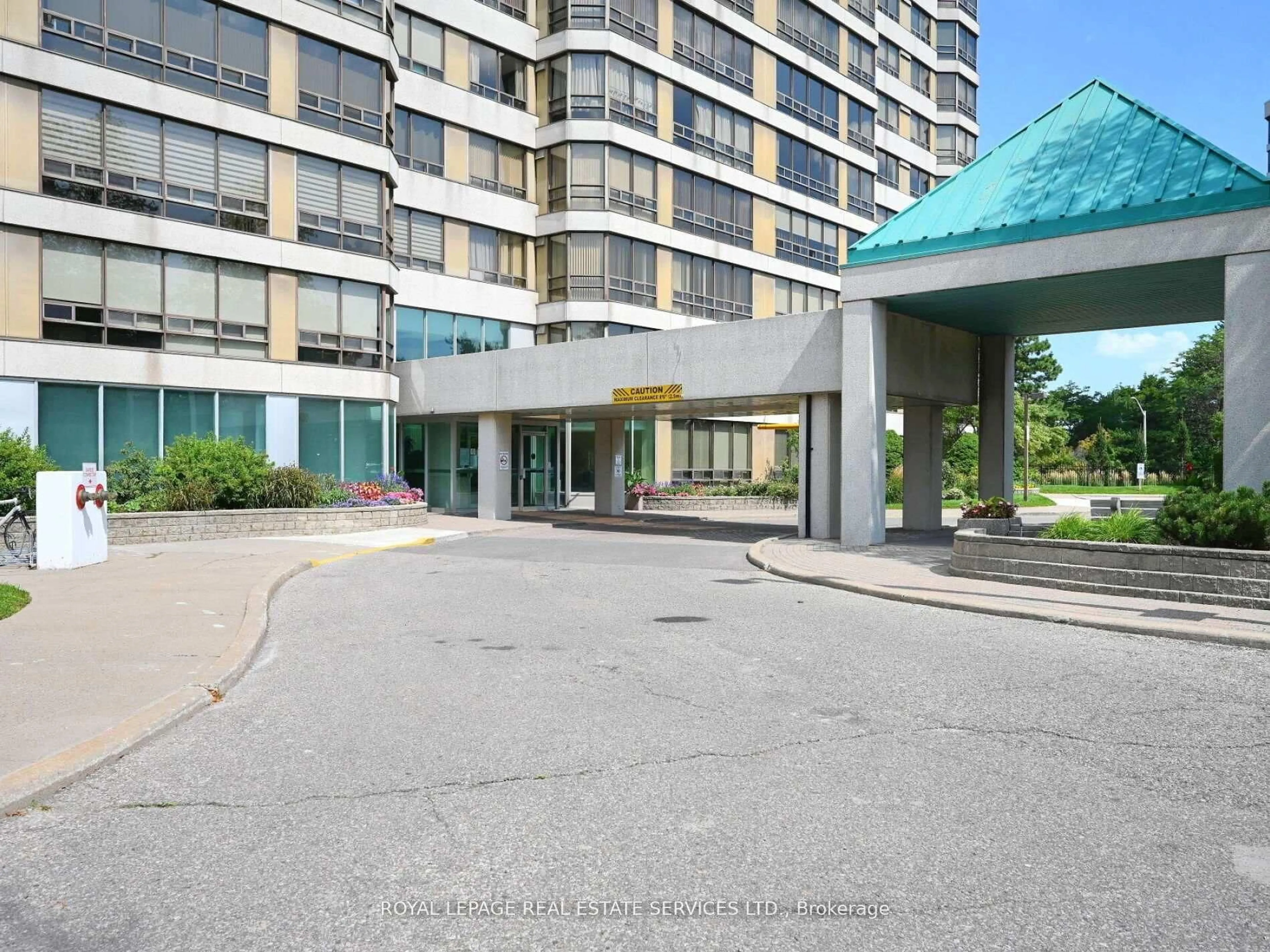 Indoor foyer for 310 Mill St #512, Brampton Ontario L6Y 3B1